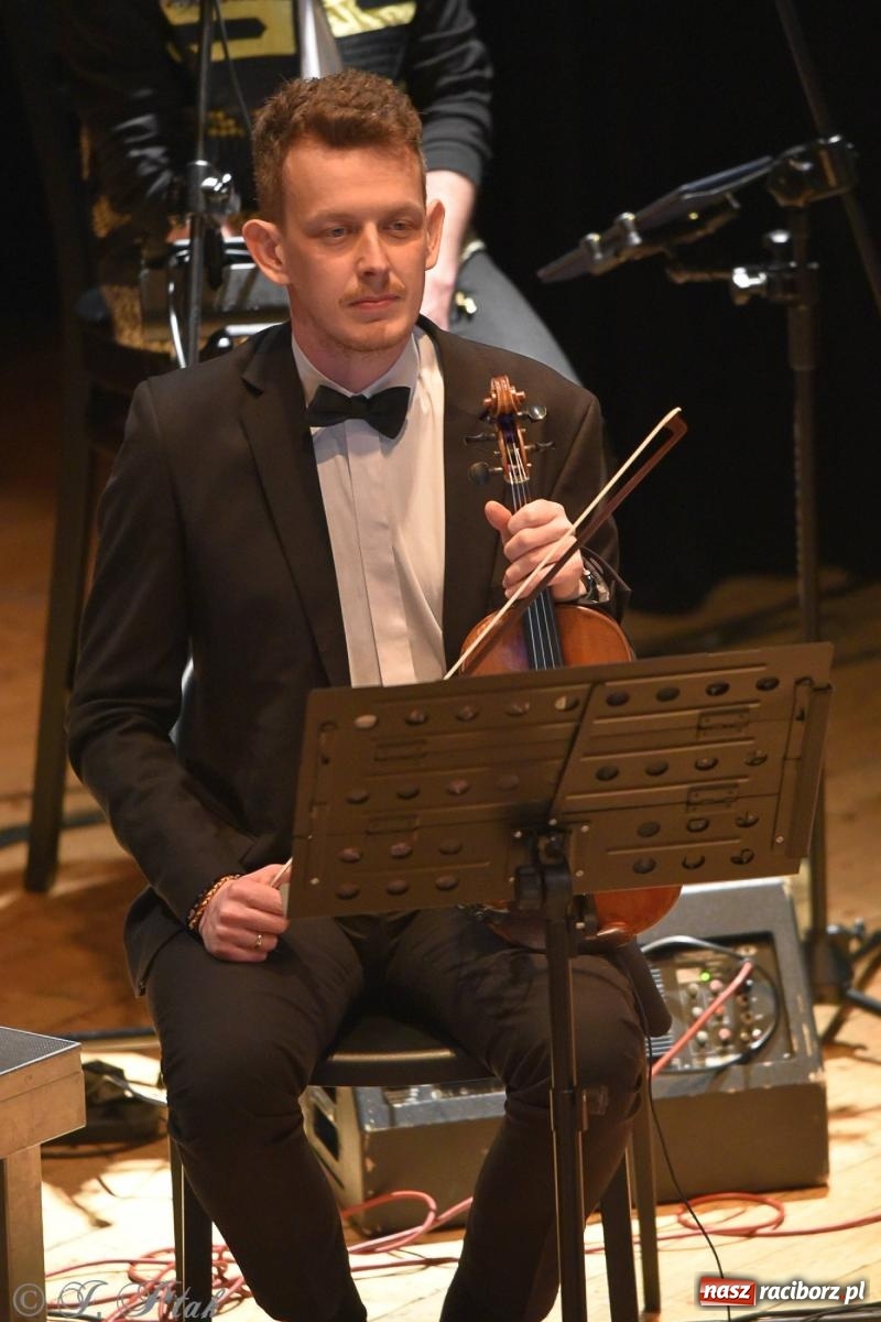 Zdjęcie w galerii na portalu naszraciborz.pl: Golden Hits of Queen & Majesty Orchestra w Raciborzu wiadomości z regionu