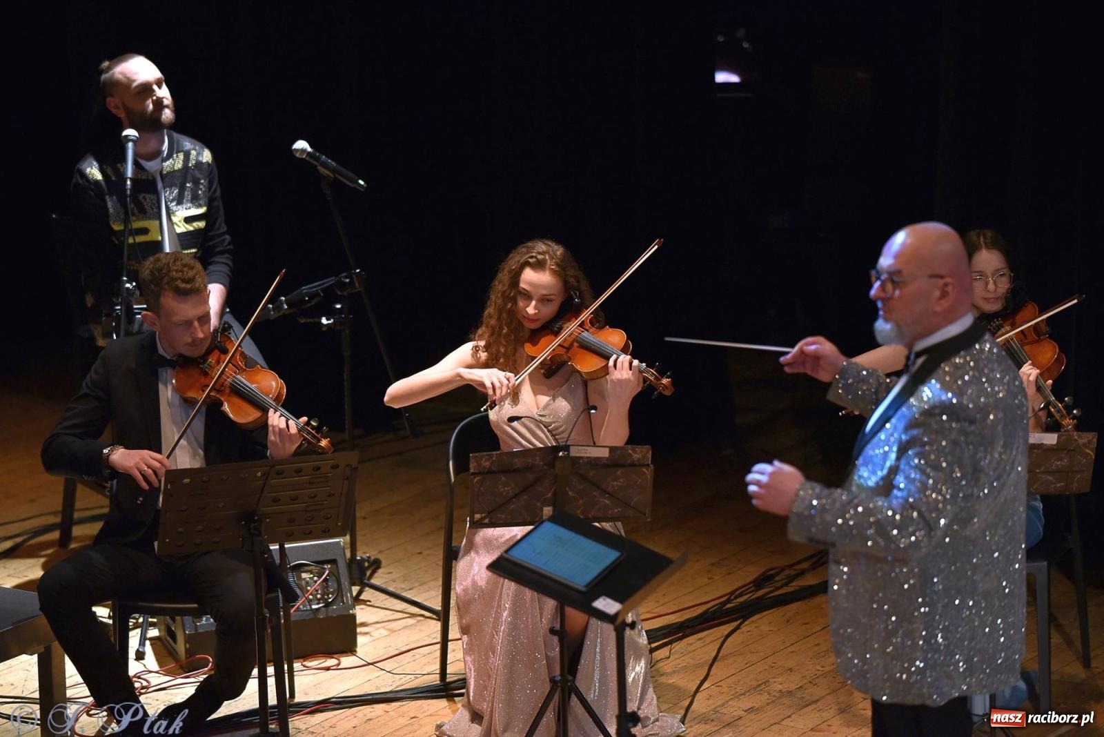 Zdjęcie w galerii na portalu naszraciborz.pl: Golden Hits of Queen & Majesty Orchestra w Raciborzu wiadomości z regionu