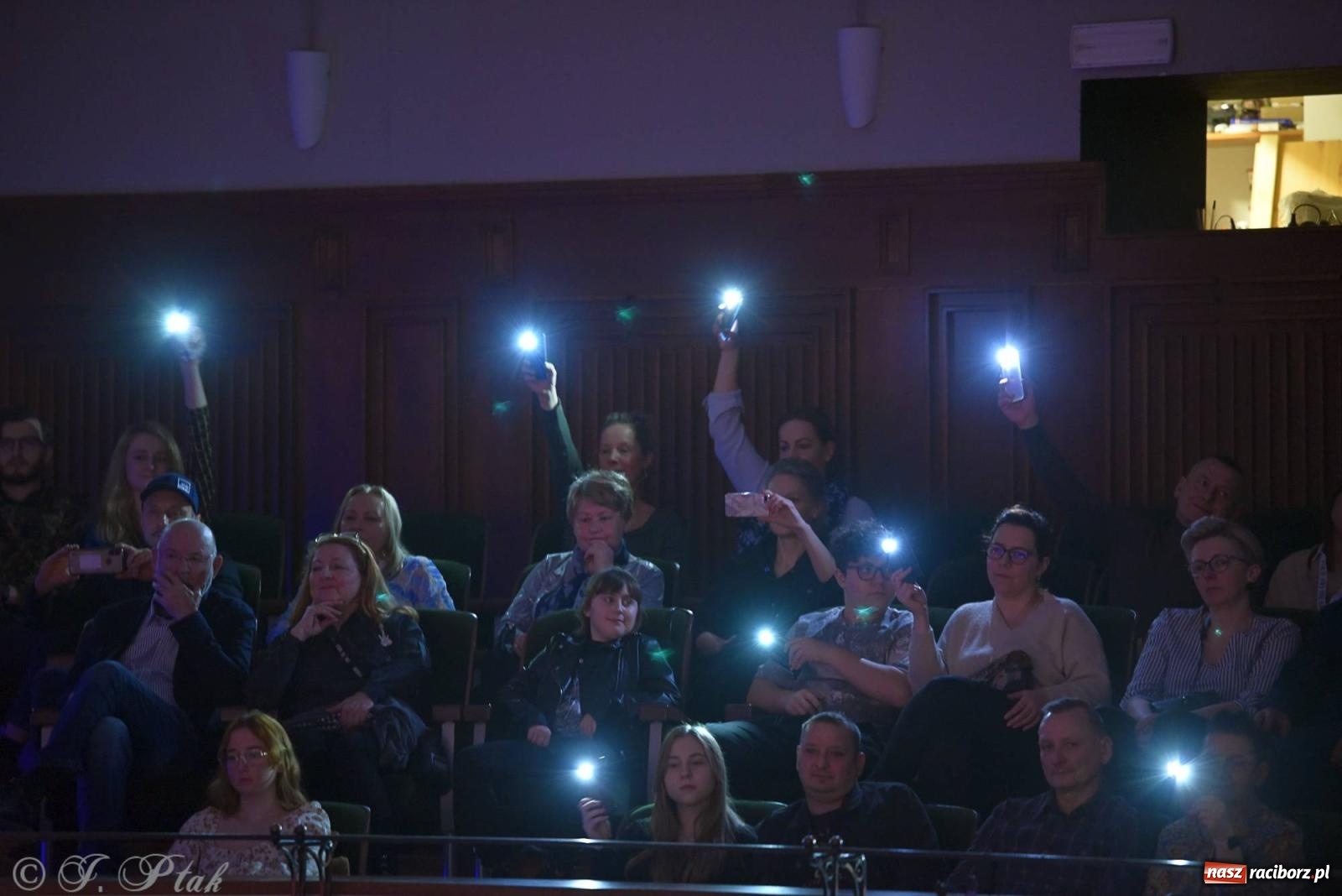 Zdjęcie w galerii na portalu naszraciborz.pl: Golden Hits of Queen & Majesty Orchestra w Raciborzu wiadomości z regionu