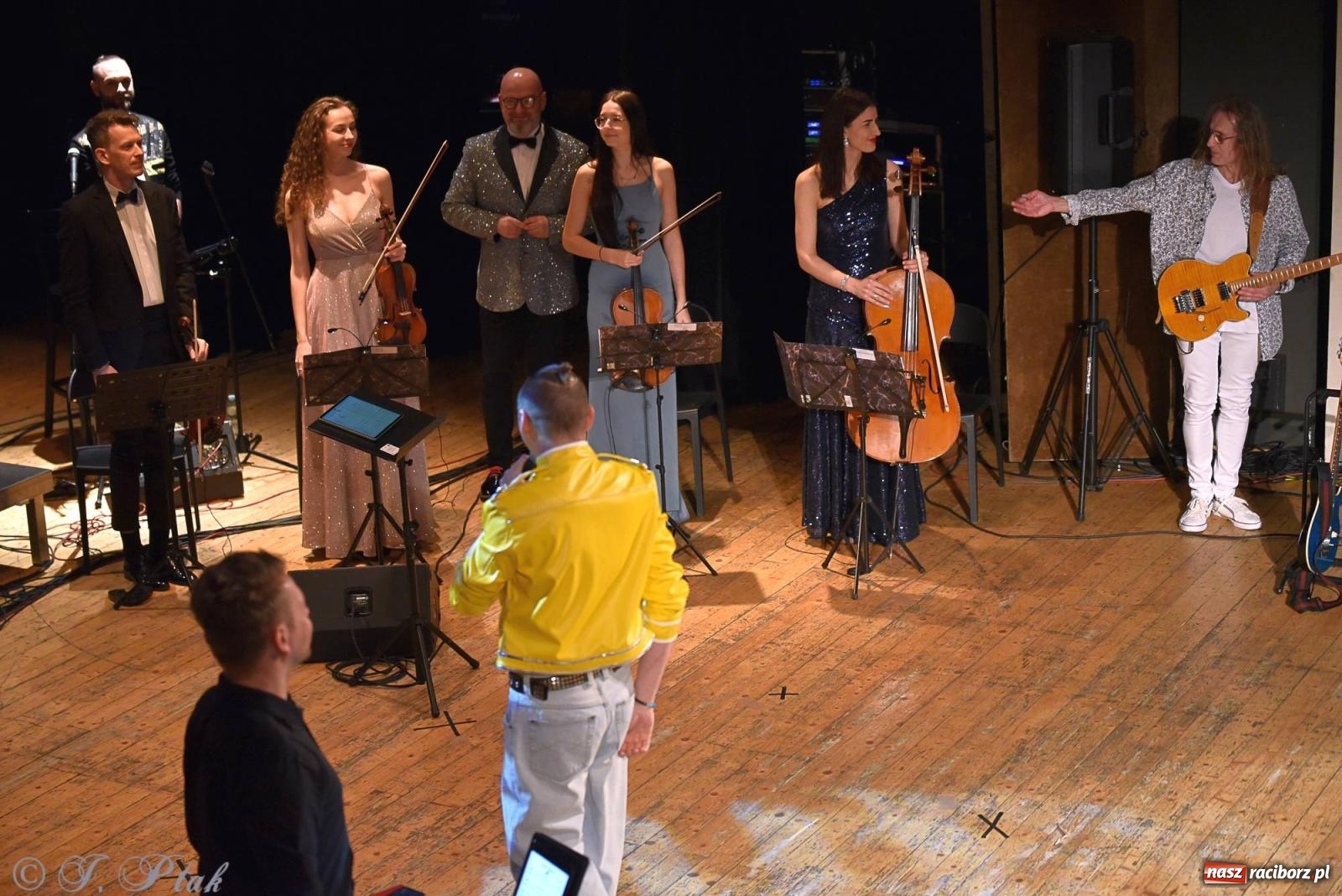 Zdjęcie w galerii na portalu naszraciborz.pl: Golden Hits of Queen & Majesty Orchestra w Raciborzu wiadomości z regionu