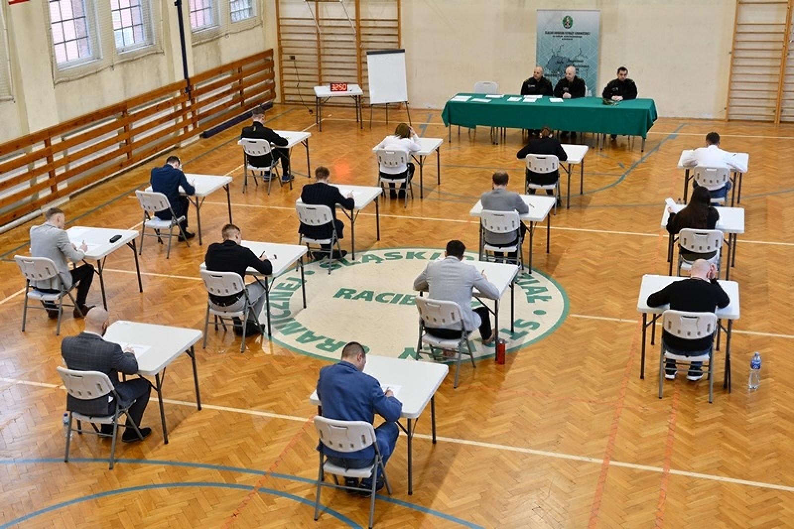 Zdjęcie w galerii na portalu naszraciborz.pl: Tak wygląda droga do munduru pogranicznika w SOSG w Raciborzu [FOTO] wiadomości z regionu