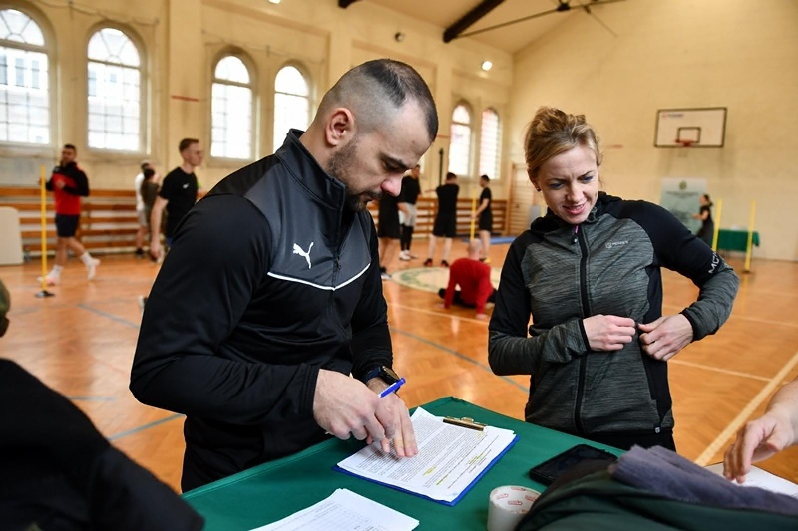 Zdjęcie w galerii na portalu naszraciborz.pl: Tak wygląda droga do munduru pogranicznika w SOSG w Raciborzu [FOTO] wiadomości z regionu