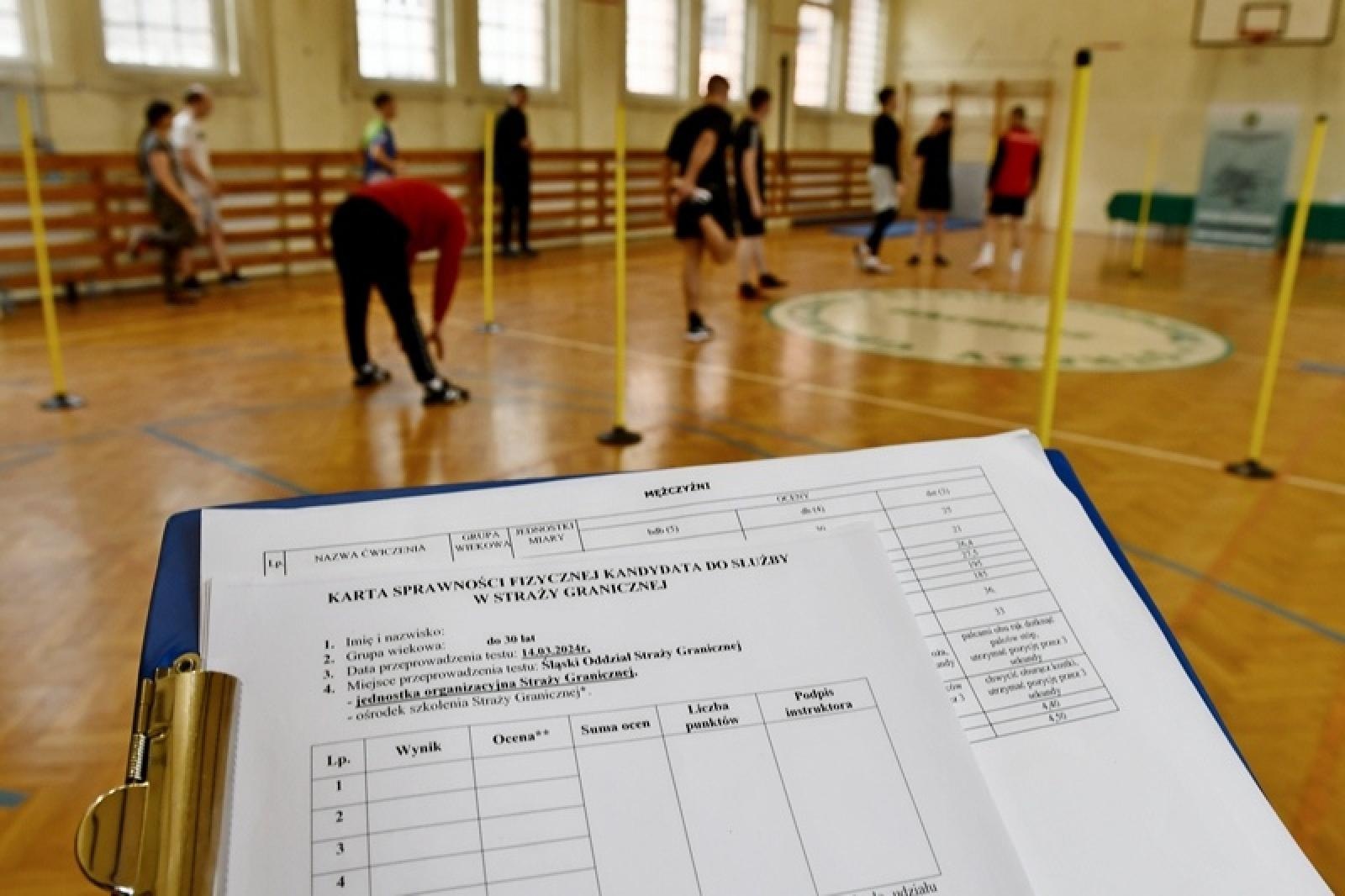 Zdjęcie w galerii na portalu naszraciborz.pl: Tak wygląda droga do munduru pogranicznika w SOSG w Raciborzu [FOTO] wiadomości z regionu