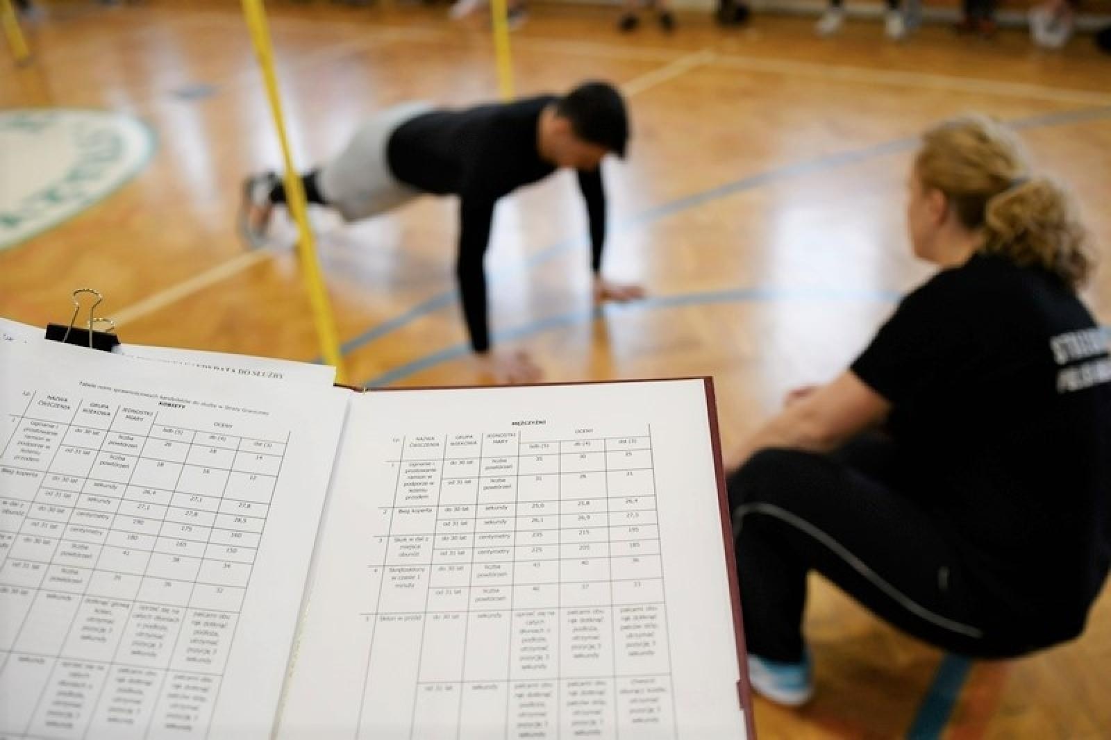 Zdjęcie w galerii na portalu naszraciborz.pl: Tak wygląda droga do munduru pogranicznika w SOSG w Raciborzu [FOTO] wiadomości z regionu