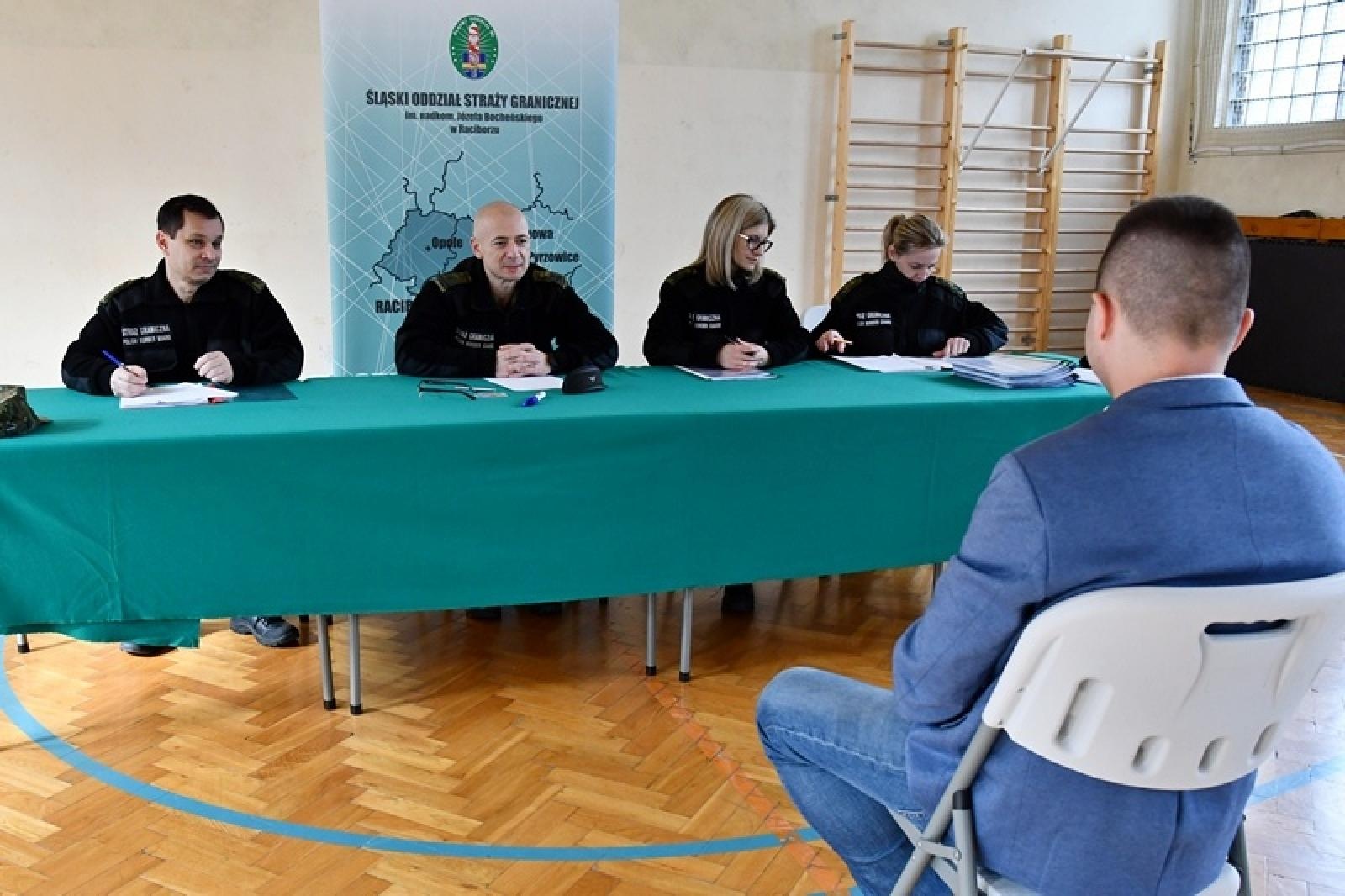 Zdjęcie w galerii na portalu naszraciborz.pl: Tak wygląda droga do munduru pogranicznika w SOSG w Raciborzu [FOTO] wiadomości z regionu