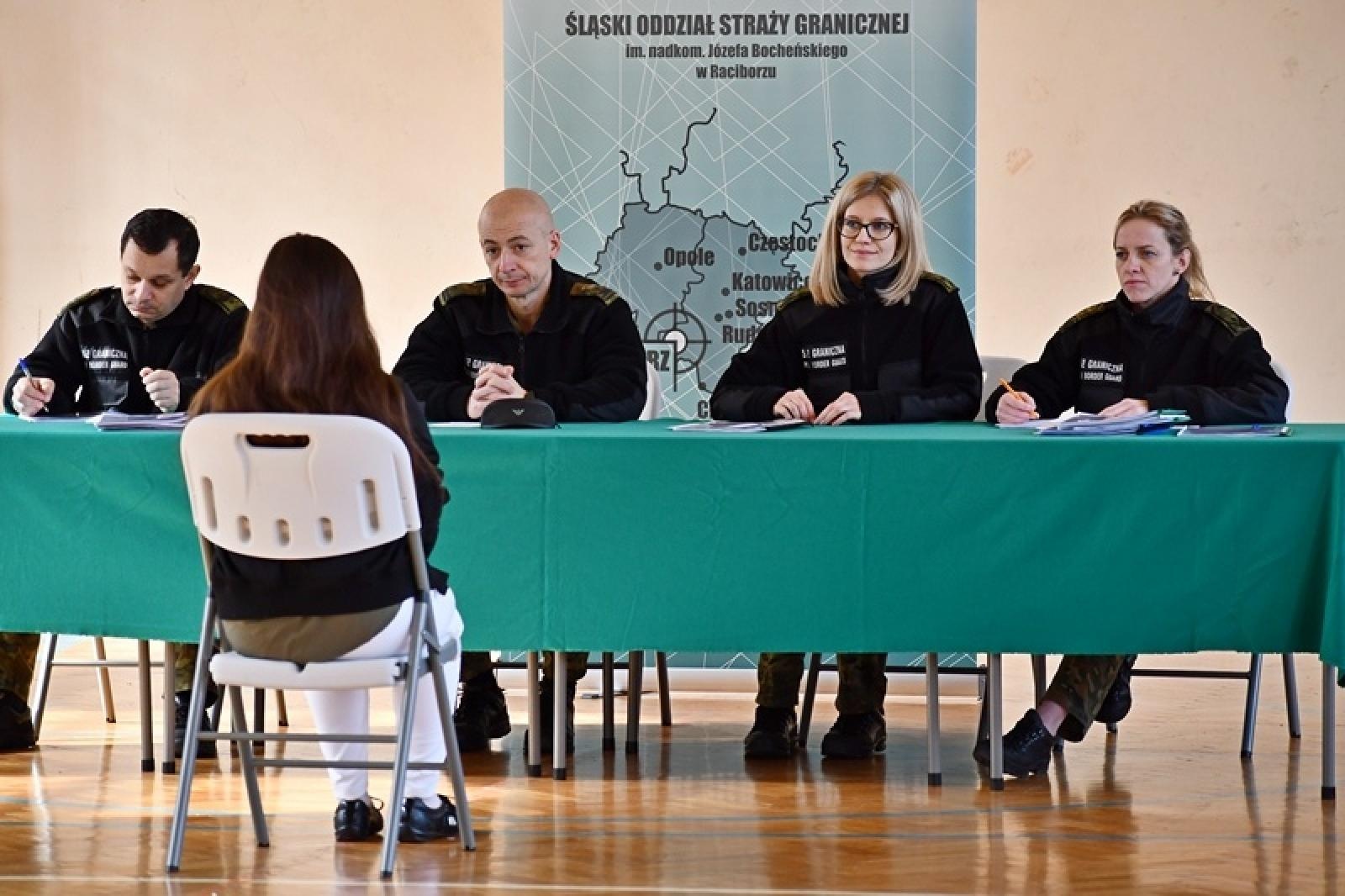 Zdjęcie w galerii na portalu naszraciborz.pl: Tak wygląda droga do munduru pogranicznika w SOSG w Raciborzu [FOTO] wiadomości z regionu