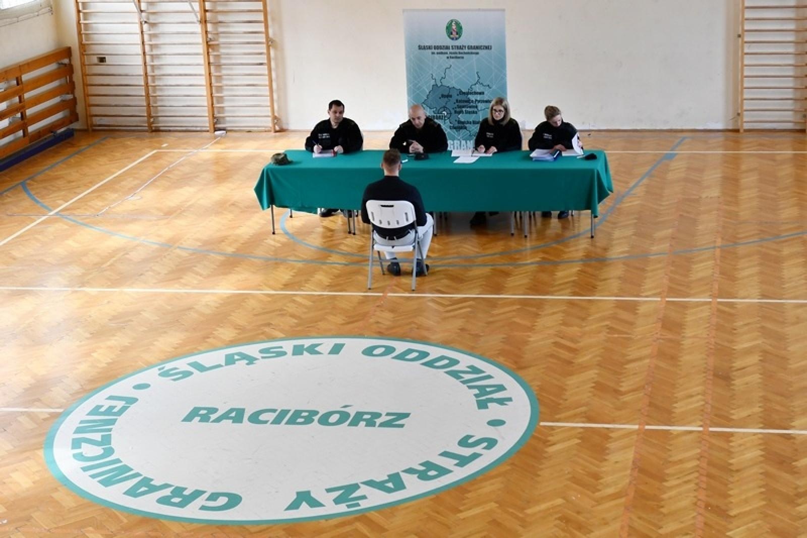 Zdjęcie w galerii na portalu naszraciborz.pl: Tak wygląda droga do munduru pogranicznika w SOSG w Raciborzu [FOTO] wiadomości z regionu