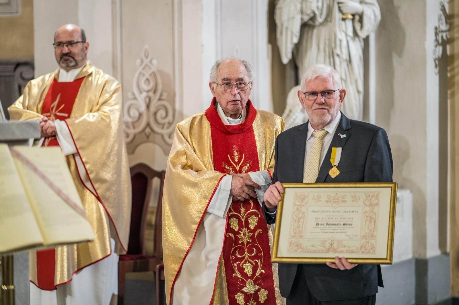Zdjęcie w galerii na portalu naszraciborz.pl: Niecodzienna uroczystość w Krzanowicach. Hans Stein otrzymał Krzyż Pro Ecclesia et Pontifice wiadomości z regionu