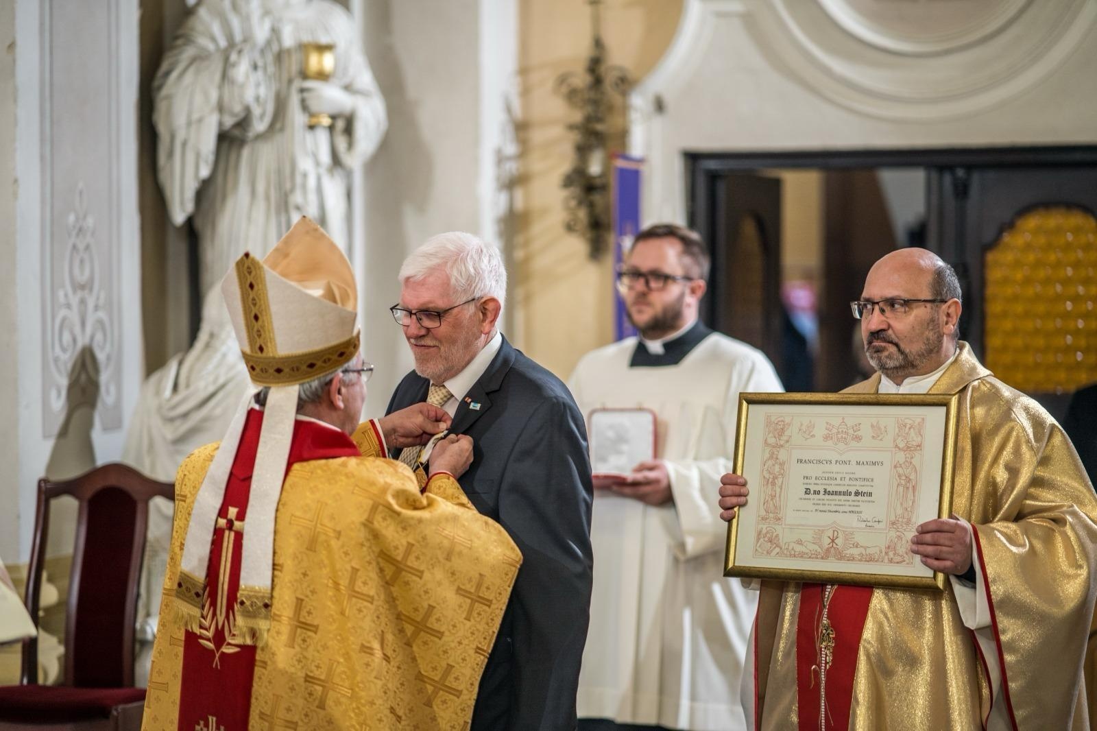 Zdjęcie w galerii na portalu naszraciborz.pl: Niecodzienna uroczystość w Krzanowicach. Hans Stein otrzymał Krzyż Pro Ecclesia et Pontifice wiadomości z regionu