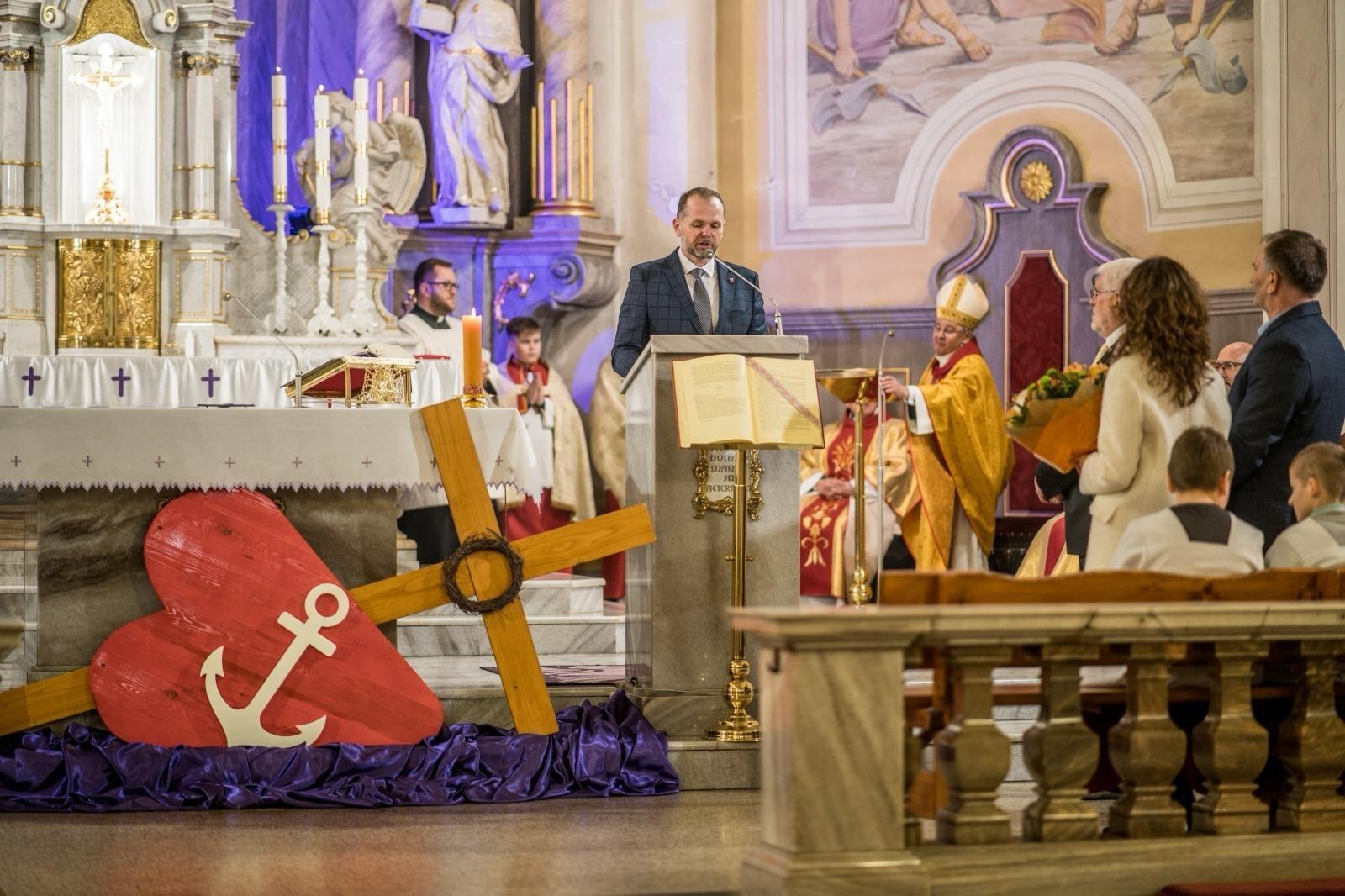 Zdjęcie w galerii na portalu naszraciborz.pl: Niecodzienna uroczystość w Krzanowicach. Hans Stein otrzymał Krzyż Pro Ecclesia et Pontifice wiadomości z regionu