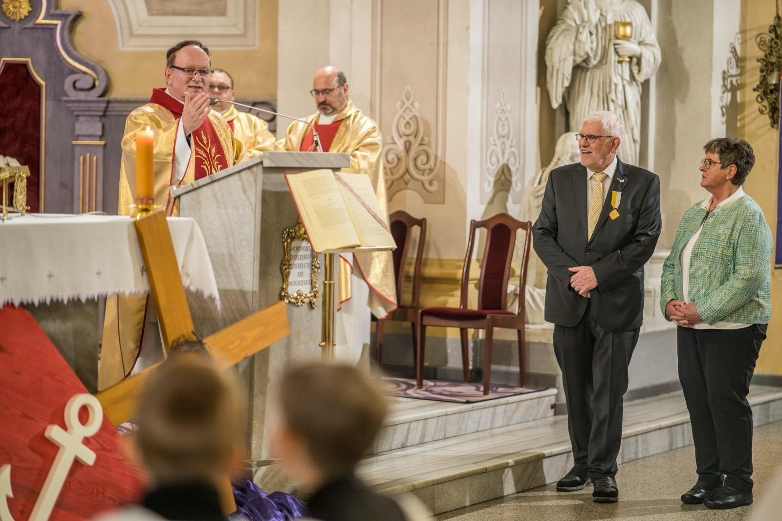 Zdjęcie w galerii na portalu naszraciborz.pl: Niecodzienna uroczystość w Krzanowicach. Hans Stein otrzymał Krzyż Pro Ecclesia et Pontifice wiadomości z regionu
