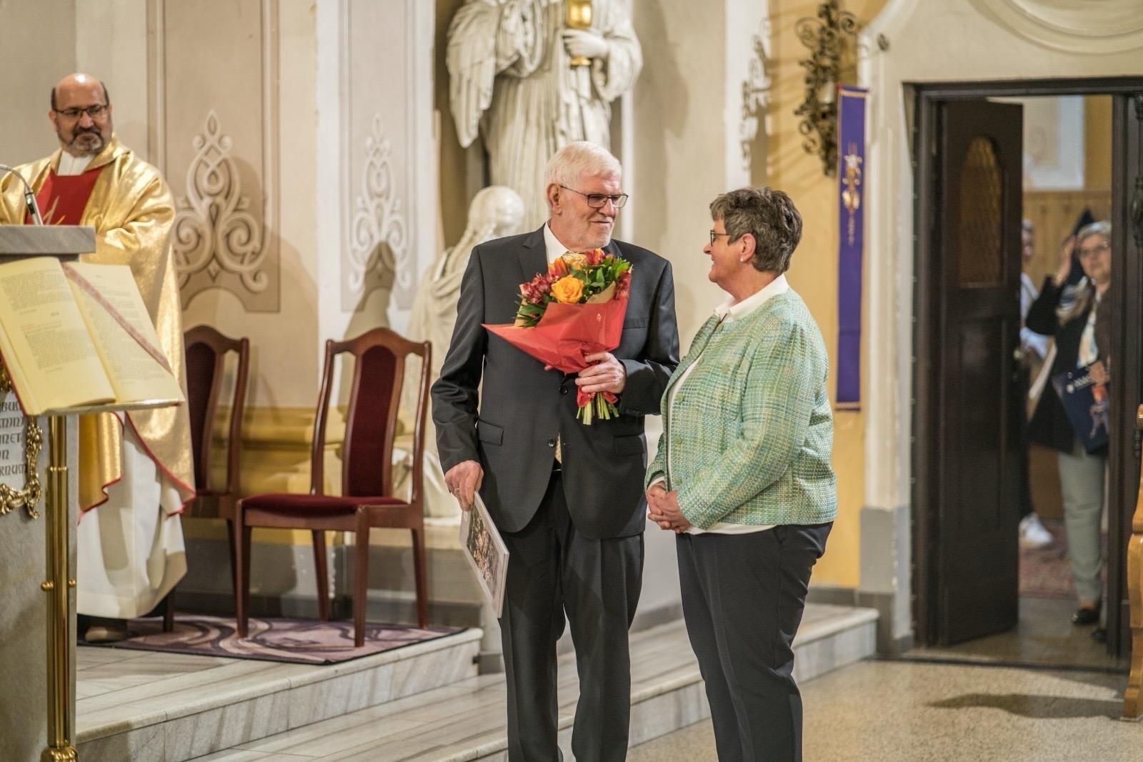 Zdjęcie w galerii na portalu naszraciborz.pl: Niecodzienna uroczystość w Krzanowicach. Hans Stein otrzymał Krzyż Pro Ecclesia et Pontifice wiadomości z regionu