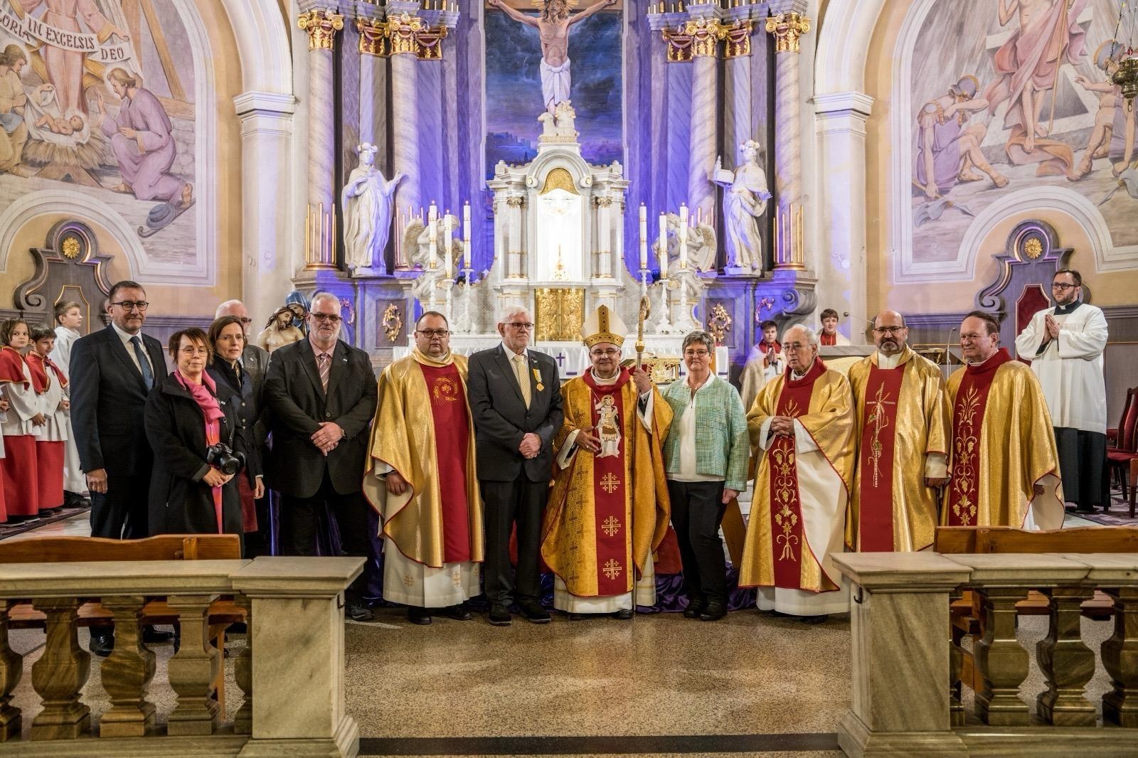 Zdjęcie w galerii na portalu naszraciborz.pl: Niecodzienna uroczystość w Krzanowicach. Hans Stein otrzymał Krzyż Pro Ecclesia et Pontifice wiadomości z regionu