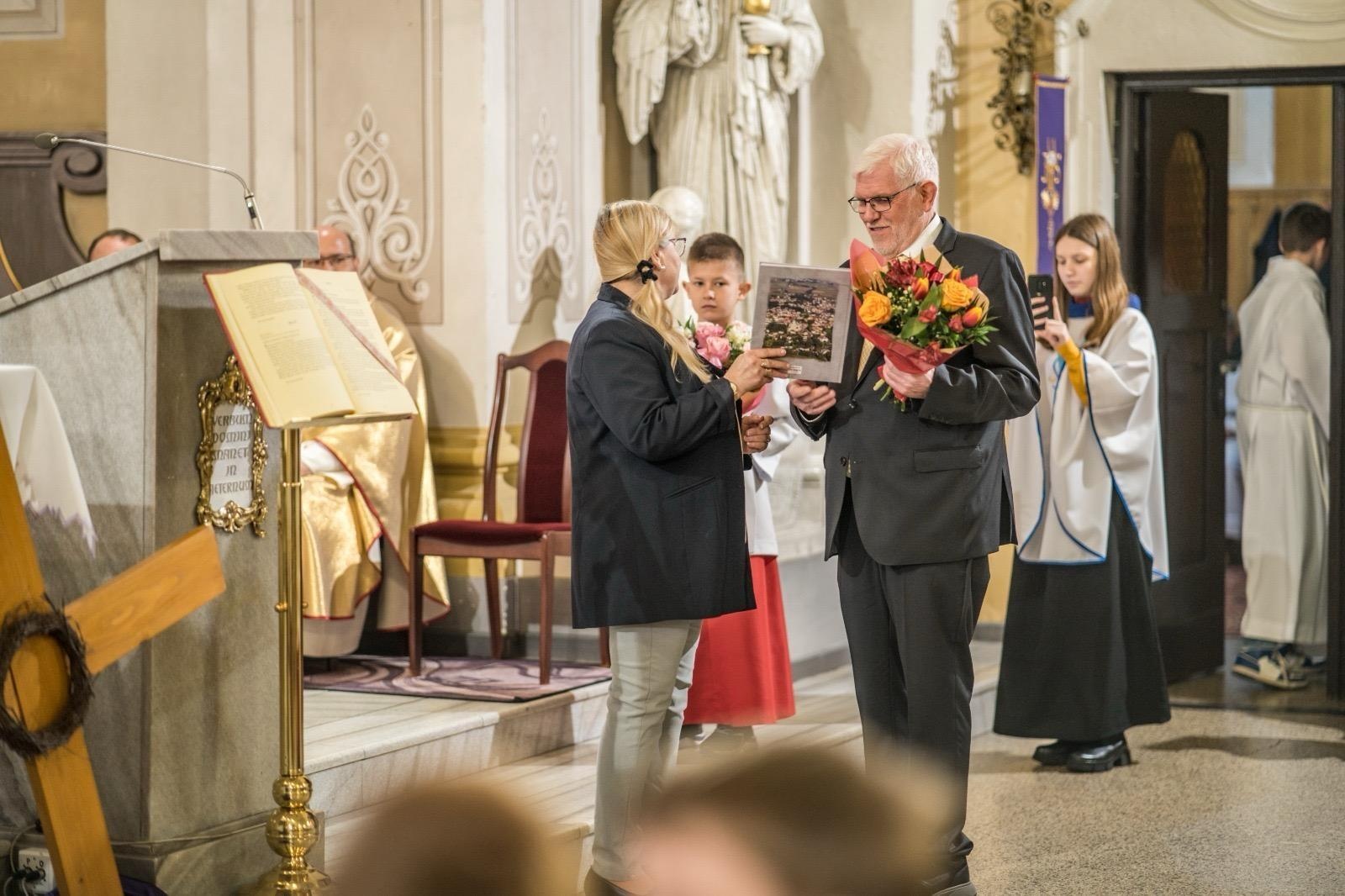Zdjęcie w galerii na portalu naszraciborz.pl: Niecodzienna uroczystość w Krzanowicach. Hans Stein otrzymał Krzyż Pro Ecclesia et Pontifice wiadomości z regionu
