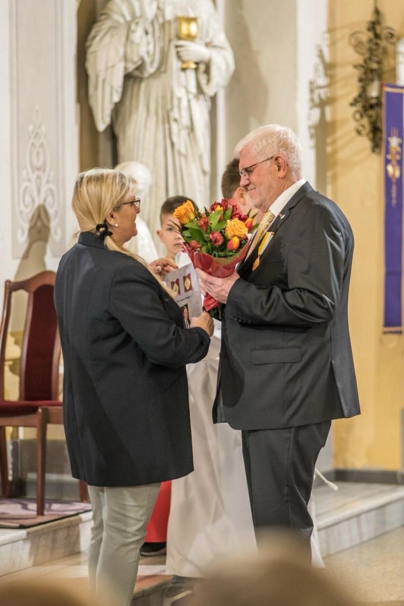 Zdjęcie w galerii na portalu naszraciborz.pl: Niecodzienna uroczystość w Krzanowicach. Hans Stein otrzymał Krzyż Pro Ecclesia et Pontifice wiadomości z regionu