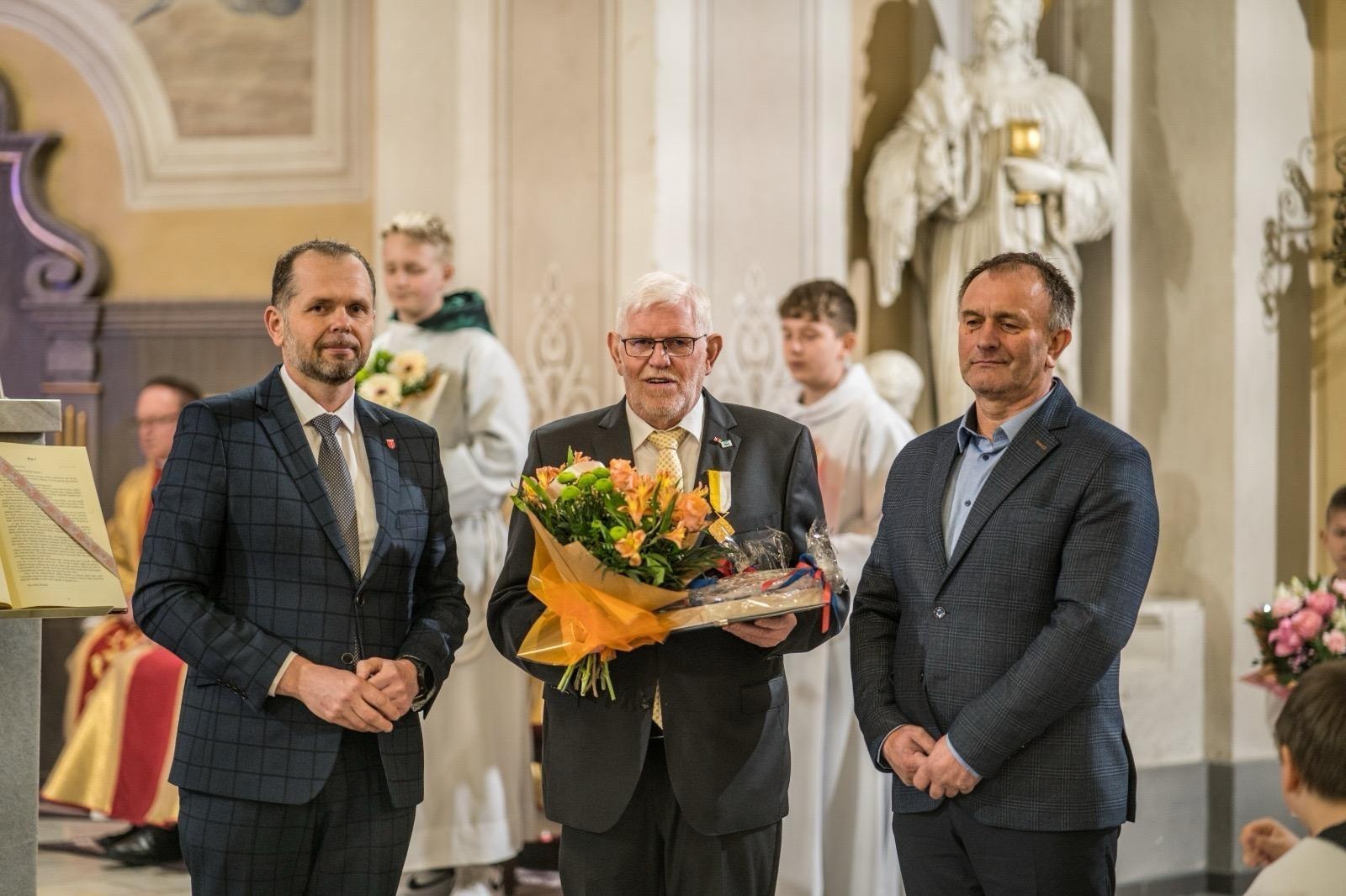 Zdjęcie w galerii na portalu naszraciborz.pl: Niecodzienna uroczystość w Krzanowicach. Hans Stein otrzymał Krzyż Pro Ecclesia et Pontifice wiadomości z regionu