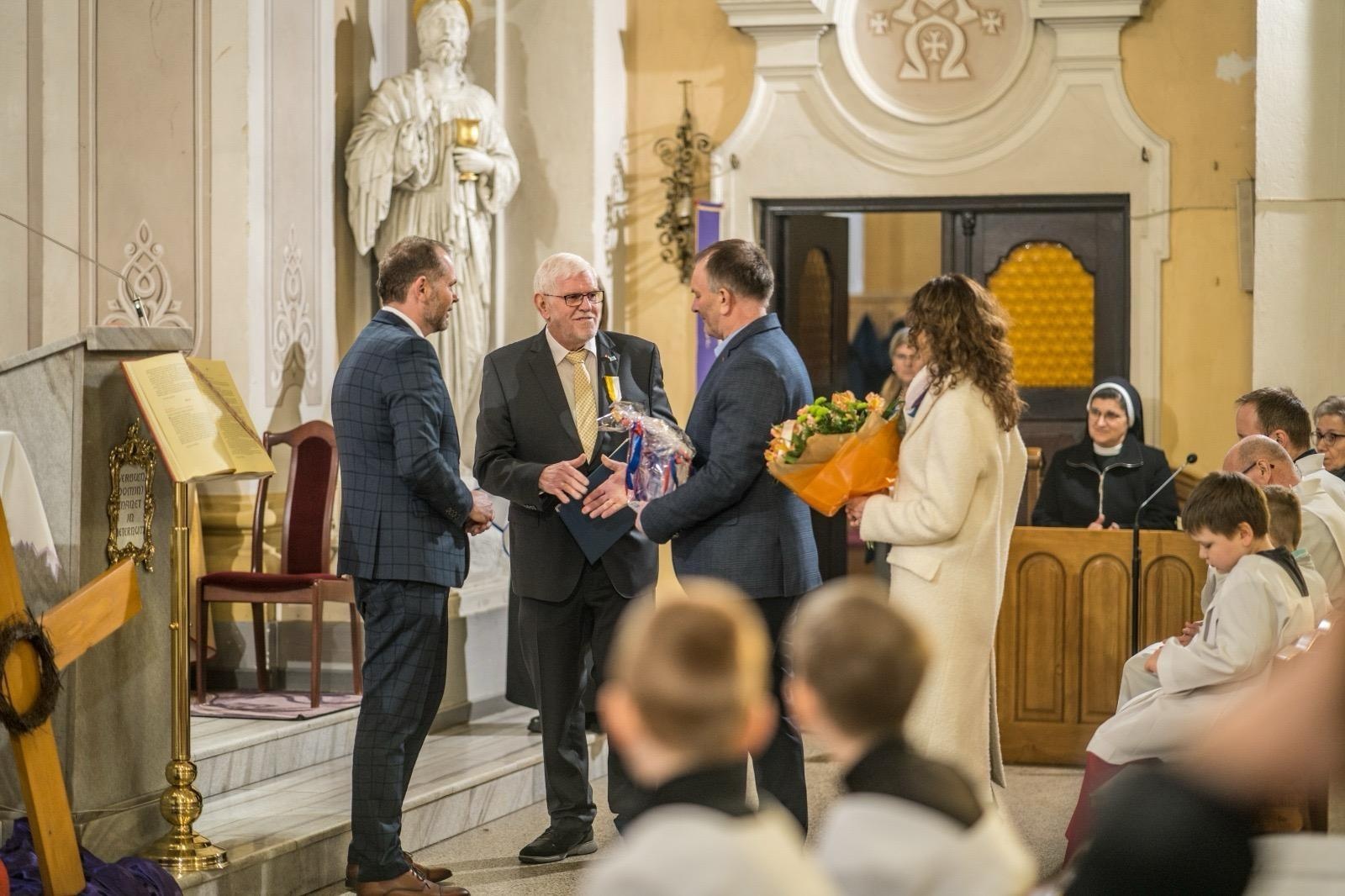 Zdjęcie w galerii na portalu naszraciborz.pl: Niecodzienna uroczystość w Krzanowicach. Hans Stein otrzymał Krzyż Pro Ecclesia et Pontifice wiadomości z regionu