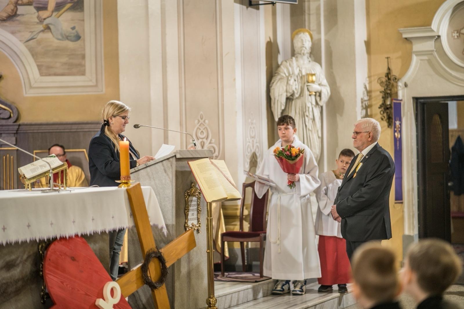 Zdjęcie w galerii na portalu naszraciborz.pl: Niecodzienna uroczystość w Krzanowicach. Hans Stein otrzymał Krzyż Pro Ecclesia et Pontifice wiadomości z regionu