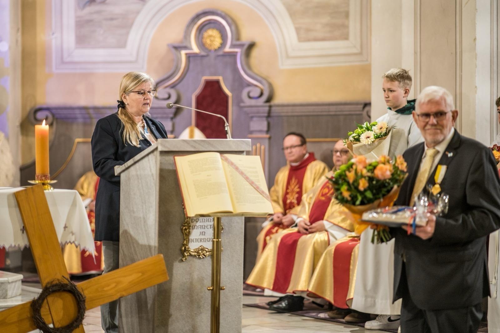 Zdjęcie w galerii na portalu naszraciborz.pl: Niecodzienna uroczystość w Krzanowicach. Hans Stein otrzymał Krzyż Pro Ecclesia et Pontifice wiadomości z regionu