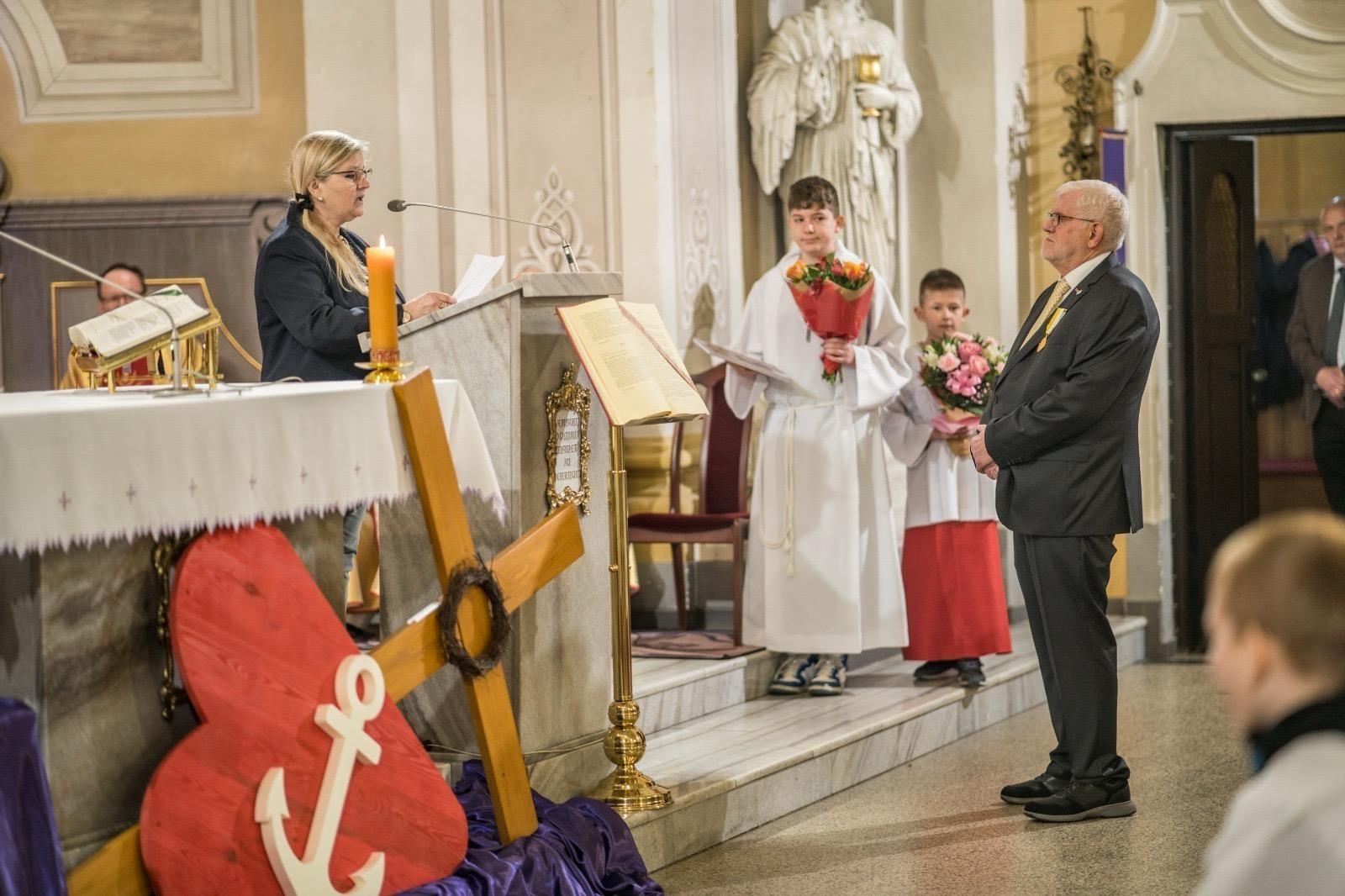Zdjęcie w galerii na portalu naszraciborz.pl: Niecodzienna uroczystość w Krzanowicach. Hans Stein otrzymał Krzyż Pro Ecclesia et Pontifice wiadomości z regionu