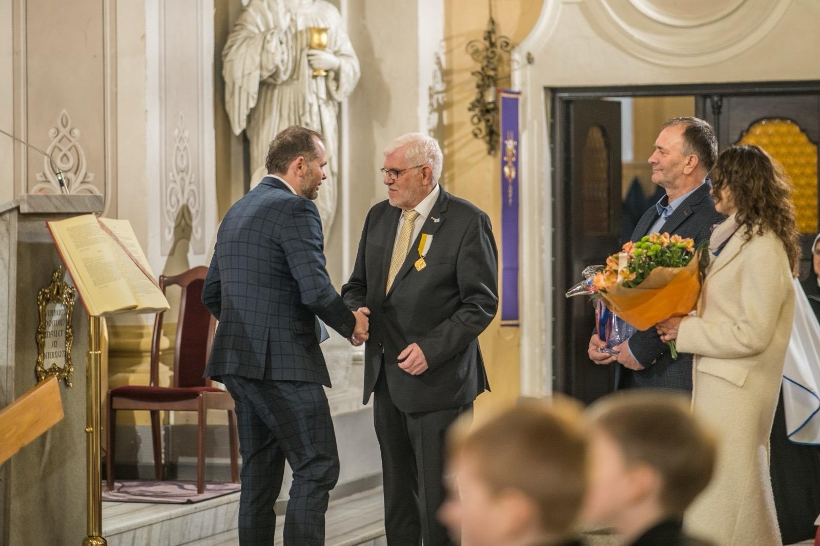 Zdjęcie w galerii na portalu naszraciborz.pl: Niecodzienna uroczystość w Krzanowicach. Hans Stein otrzymał Krzyż Pro Ecclesia et Pontifice wiadomości z regionu