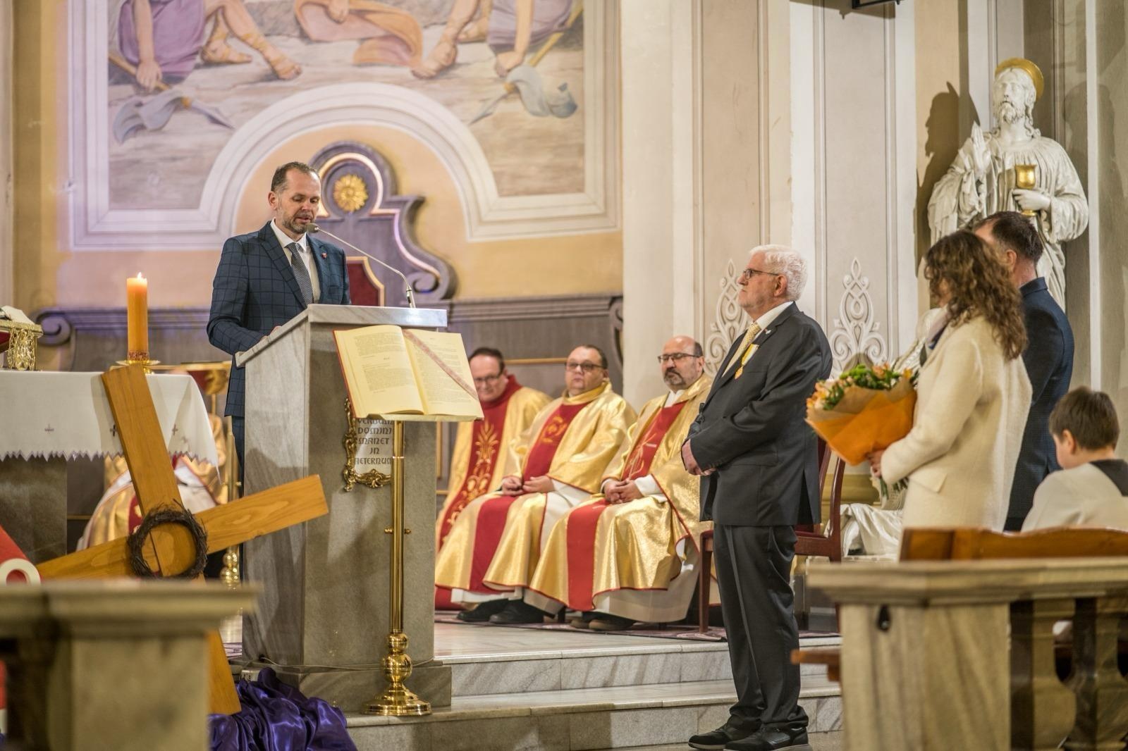 Zdjęcie w galerii na portalu naszraciborz.pl: Niecodzienna uroczystość w Krzanowicach. Hans Stein otrzymał Krzyż Pro Ecclesia et Pontifice wiadomości z regionu