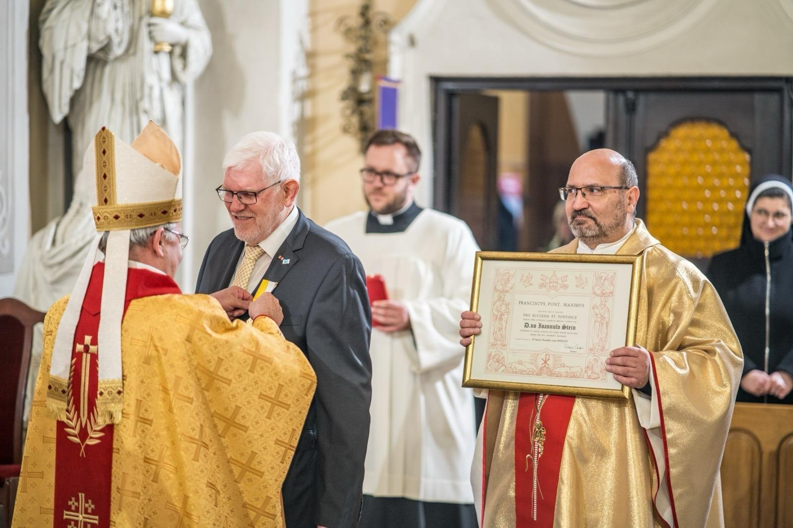 Zdjęcie w galerii na portalu naszraciborz.pl: Niecodzienna uroczystość w Krzanowicach. Hans Stein otrzymał Krzyż Pro Ecclesia et Pontifice wiadomości z regionu