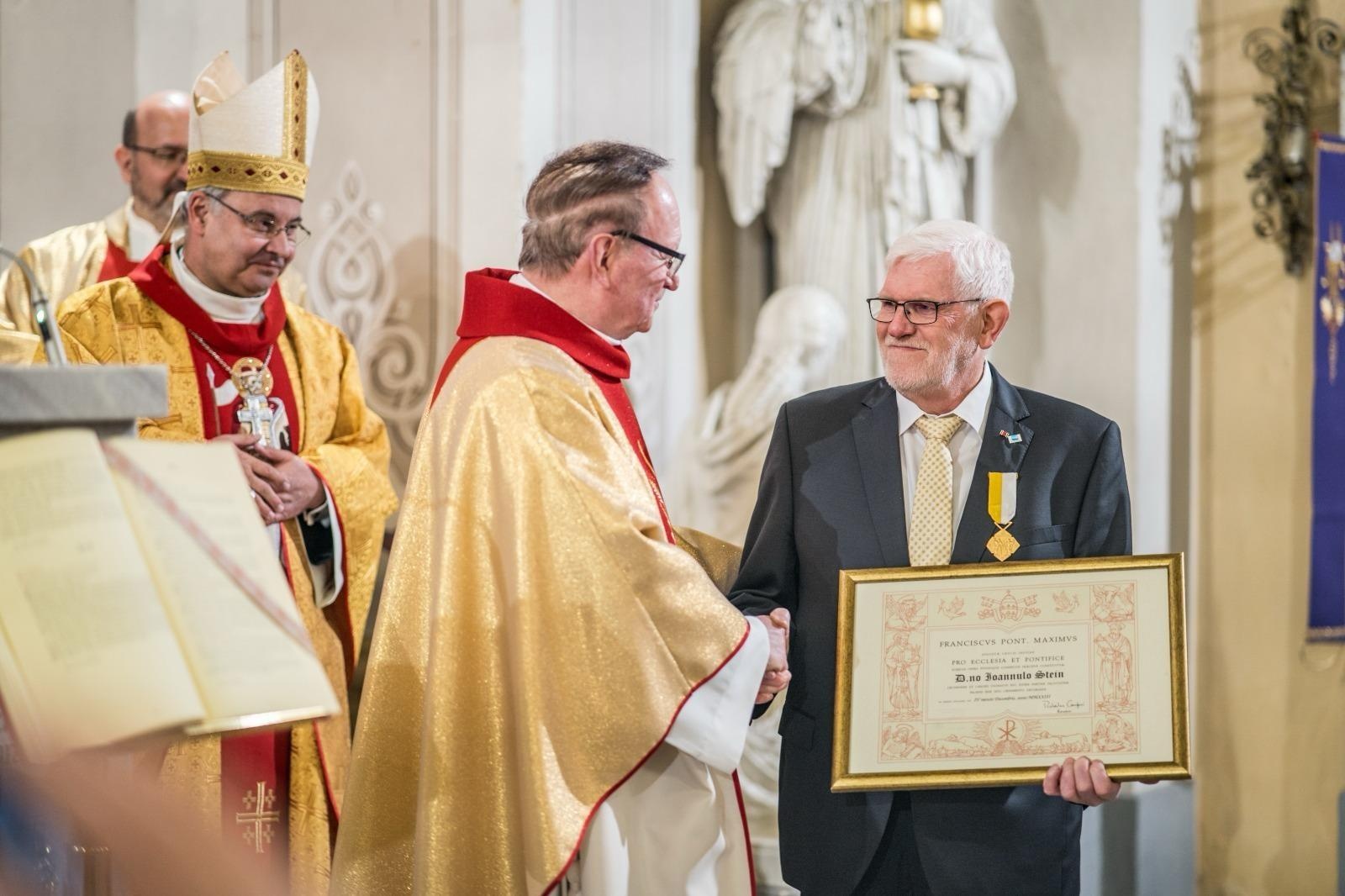 Zdjęcie w galerii na portalu naszraciborz.pl: Niecodzienna uroczystość w Krzanowicach. Hans Stein otrzymał Krzyż Pro Ecclesia et Pontifice wiadomości z regionu