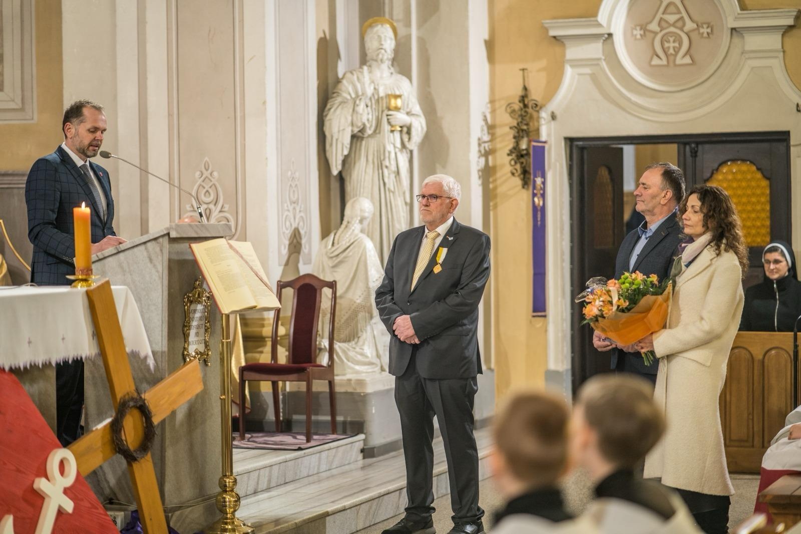 Zdjęcie w galerii na portalu naszraciborz.pl: Niecodzienna uroczystość w Krzanowicach. Hans Stein otrzymał Krzyż Pro Ecclesia et Pontifice wiadomości z regionu