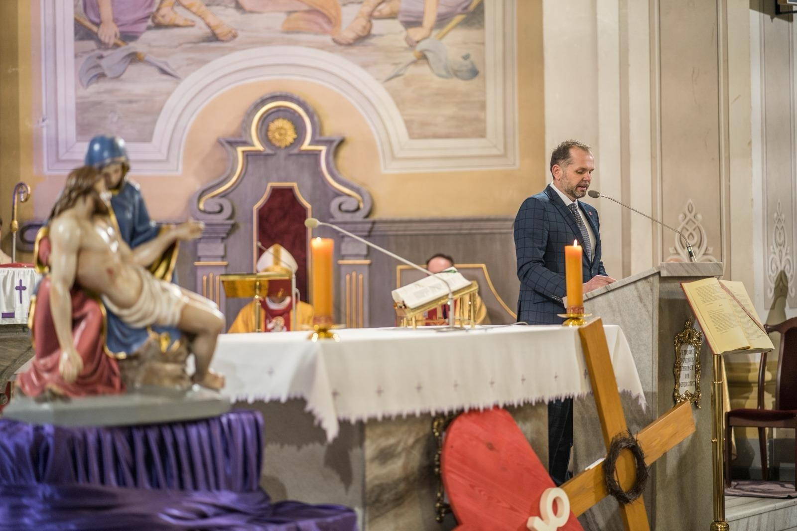 Zdjęcie w galerii na portalu naszraciborz.pl: Niecodzienna uroczystość w Krzanowicach. Hans Stein otrzymał Krzyż Pro Ecclesia et Pontifice wiadomości z regionu