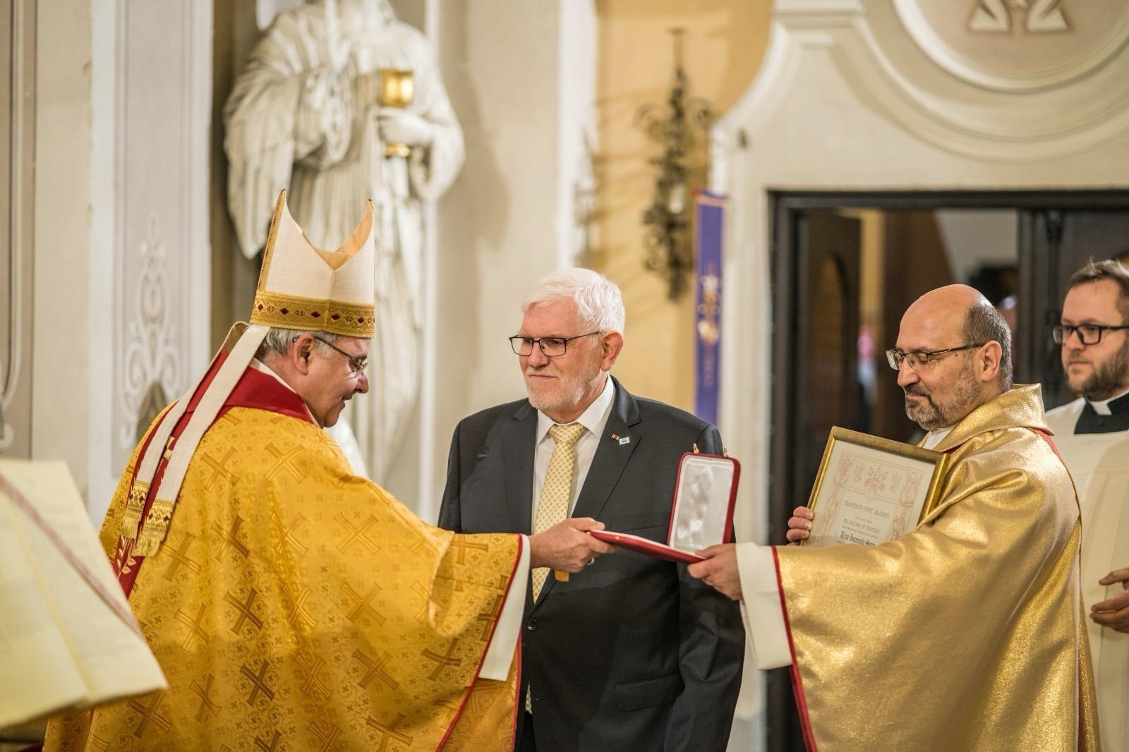 Zdjęcie w galerii na portalu naszraciborz.pl: Niecodzienna uroczystość w Krzanowicach. Hans Stein otrzymał Krzyż Pro Ecclesia et Pontifice wiadomości z regionu