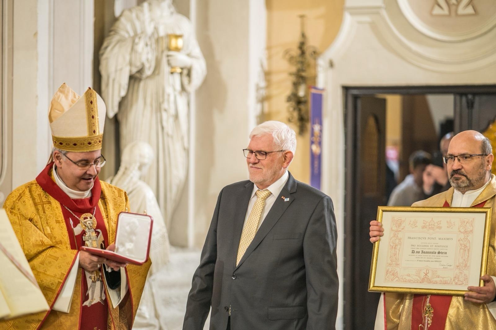 Zdjęcie w galerii na portalu naszraciborz.pl: Niecodzienna uroczystość w Krzanowicach. Hans Stein otrzymał Krzyż Pro Ecclesia et Pontifice wiadomości z regionu