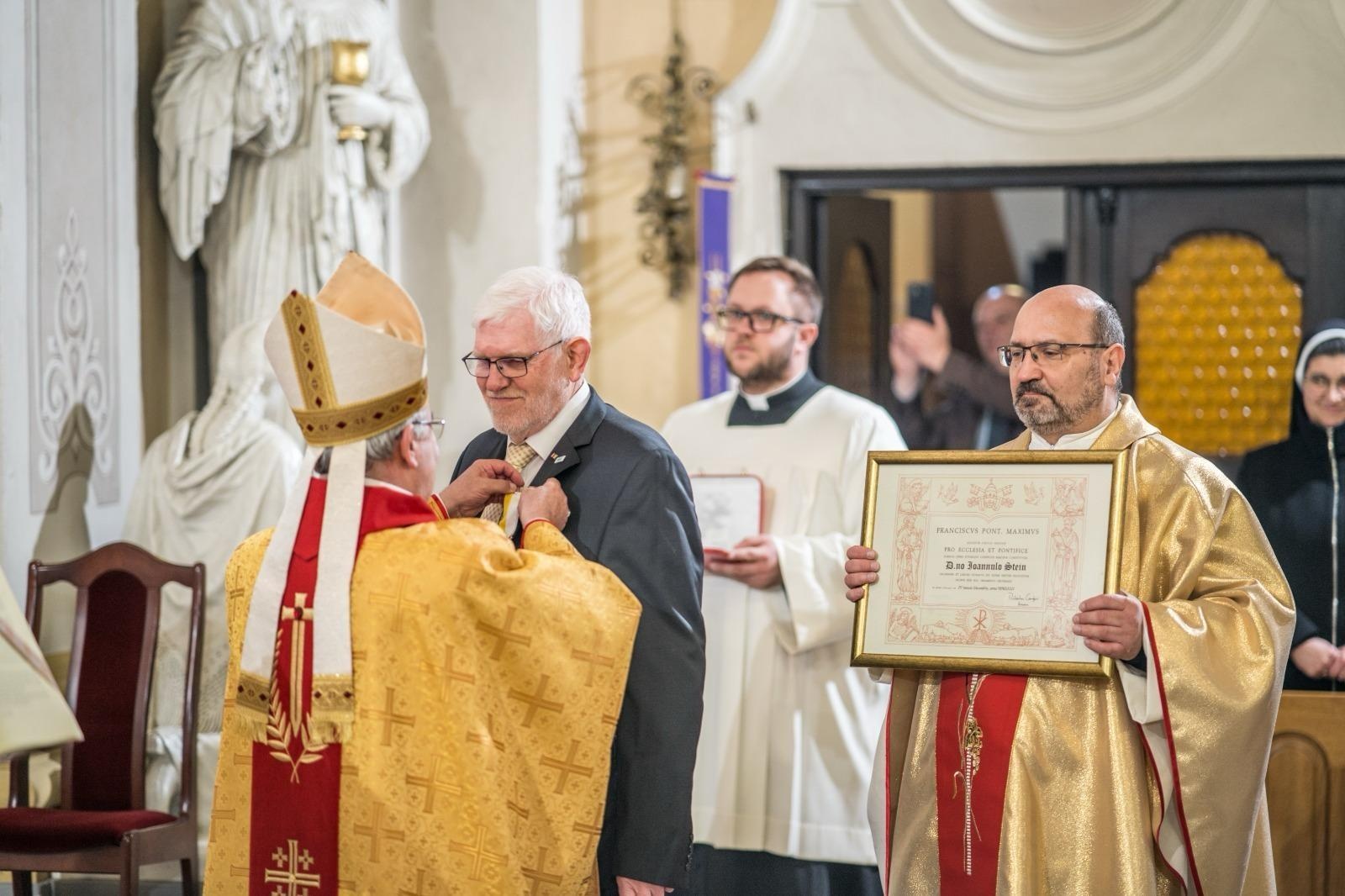 Zdjęcie w galerii na portalu naszraciborz.pl: Niecodzienna uroczystość w Krzanowicach. Hans Stein otrzymał Krzyż Pro Ecclesia et Pontifice wiadomości z regionu