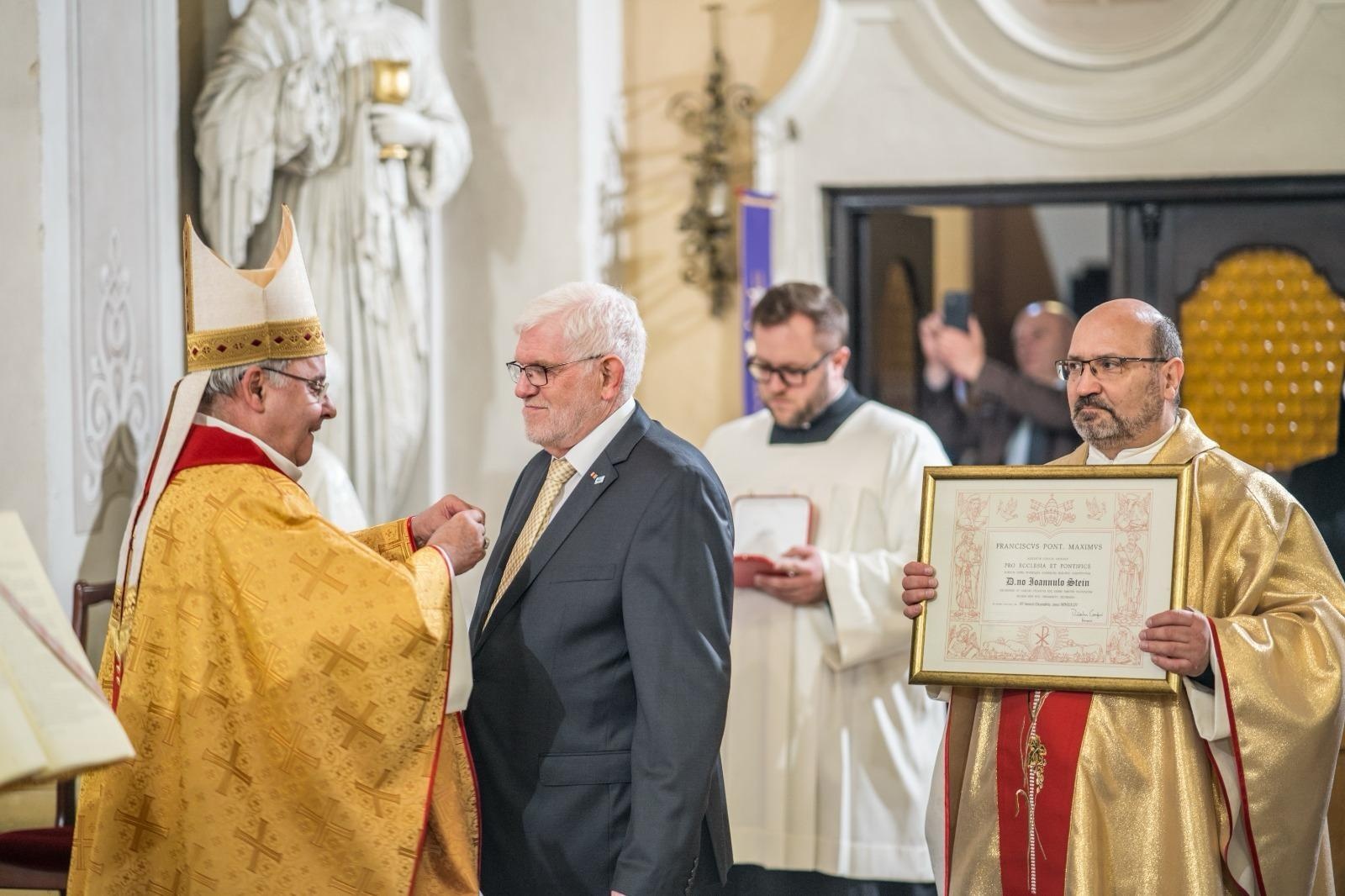 Zdjęcie w galerii na portalu naszraciborz.pl: Niecodzienna uroczystość w Krzanowicach. Hans Stein otrzymał Krzyż Pro Ecclesia et Pontifice wiadomości z regionu