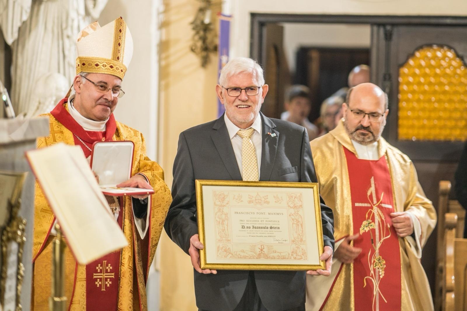 Zdjęcie w galerii na portalu naszraciborz.pl: Niecodzienna uroczystość w Krzanowicach. Hans Stein otrzymał Krzyż Pro Ecclesia et Pontifice wiadomości z regionu