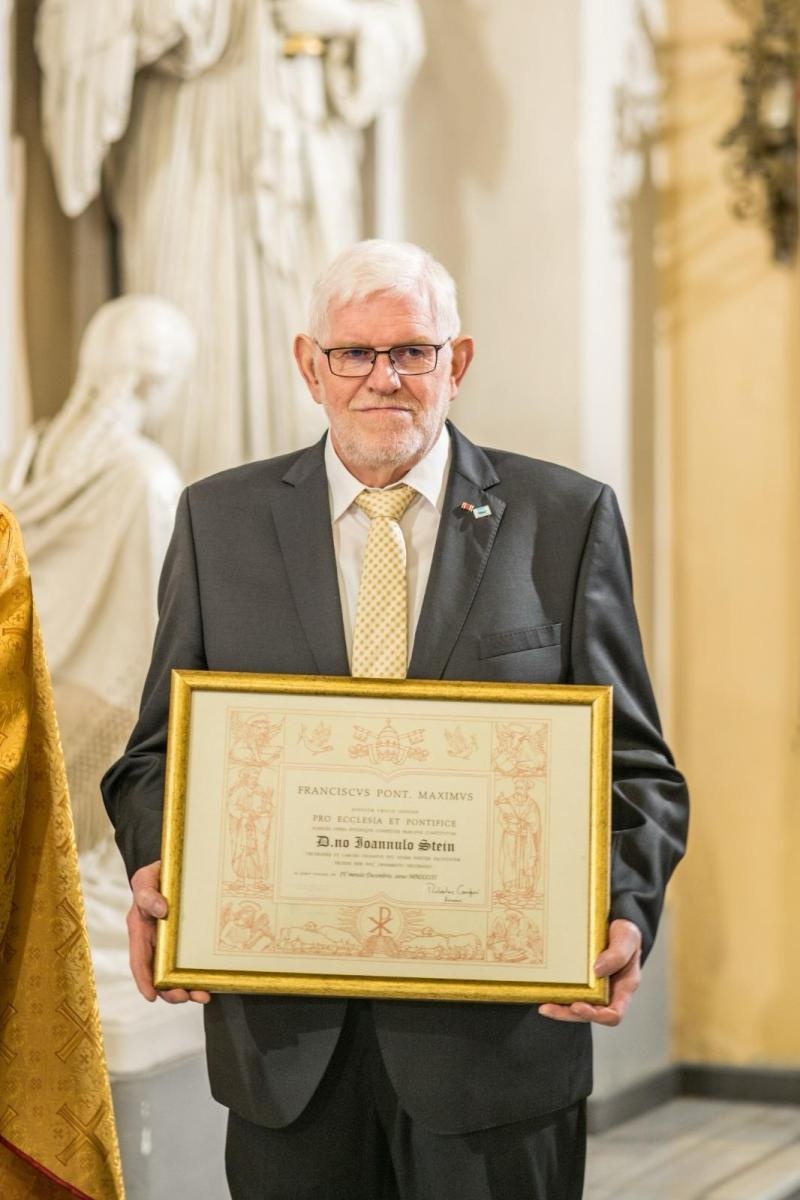 Zdjęcie w galerii na portalu naszraciborz.pl: Niecodzienna uroczystość w Krzanowicach. Hans Stein otrzymał Krzyż Pro Ecclesia et Pontifice wiadomości z regionu
