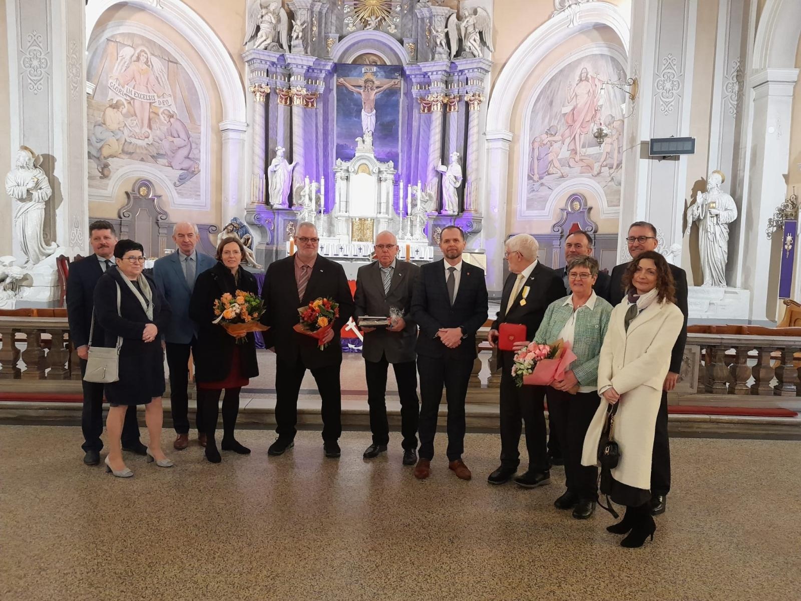 Zdjęcie w galerii na portalu naszraciborz.pl: Niecodzienna uroczystość w Krzanowicach. Hans Stein otrzymał Krzyż Pro Ecclesia et Pontifice wiadomości z regionu