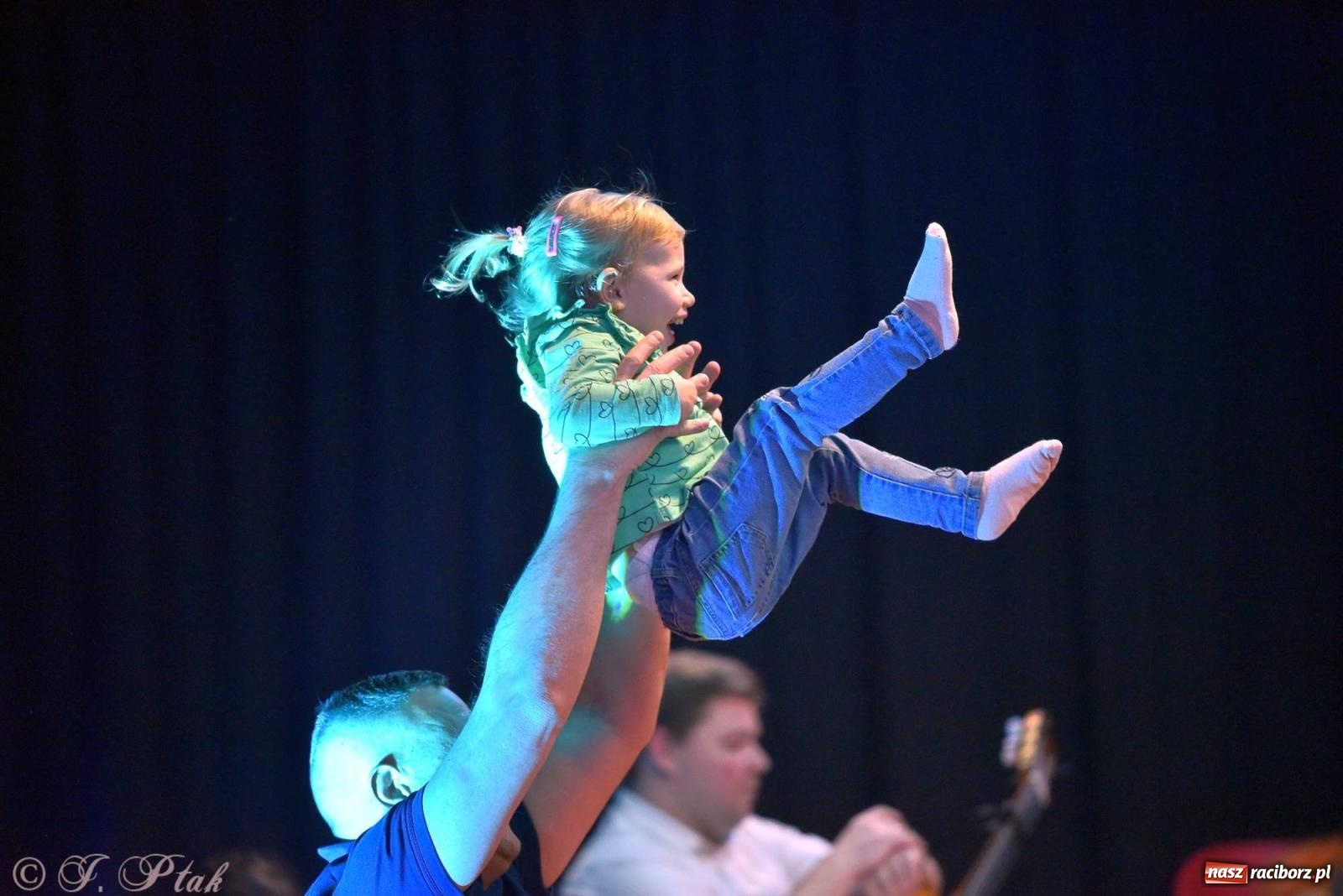 Zdjęcie w galerii na portalu naszraciborz.pl: Od klasyki do Afryki. Perkusja na spotkaniu maluchów z dźwiękami wiadomości z regionu