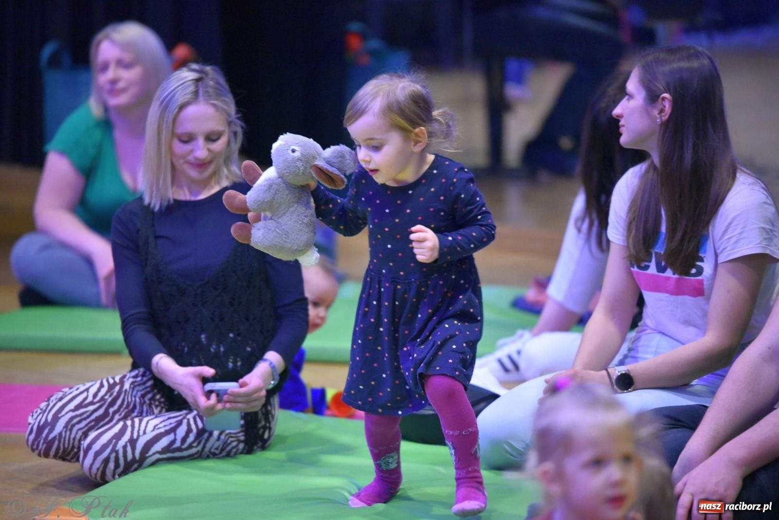 Zdjęcie w galerii na portalu naszraciborz.pl: Od klasyki do Afryki. Perkusja na spotkaniu maluchów z dźwiękami wiadomości z regionu