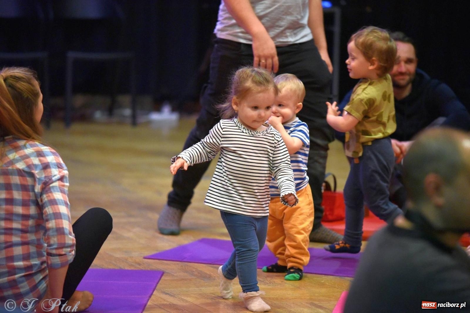 Zdjęcie w galerii na portalu naszraciborz.pl: Od klasyki do Afryki. Perkusja na spotkaniu maluchów z dźwiękami wiadomości z regionu