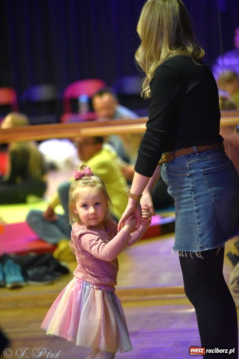 Zdjęcie w galerii na portalu naszraciborz.pl: Od klasyki do Afryki. Perkusja na spotkaniu maluchów z dźwiękami wiadomości z regionu