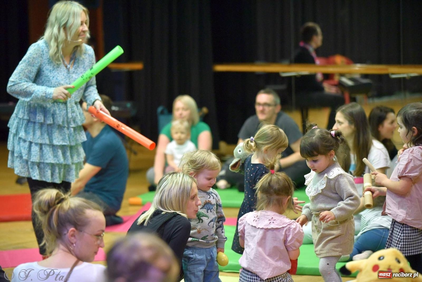 Zdjęcie w galerii na portalu naszraciborz.pl: Od klasyki do Afryki. Perkusja na spotkaniu maluchów z dźwiękami wiadomości z regionu