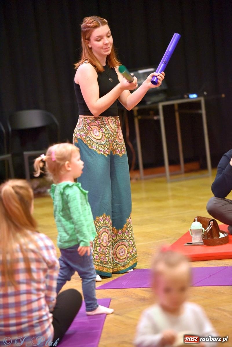 Zdjęcie w galerii na portalu naszraciborz.pl: Od klasyki do Afryki. Perkusja na spotkaniu maluchów z dźwiękami wiadomości z regionu