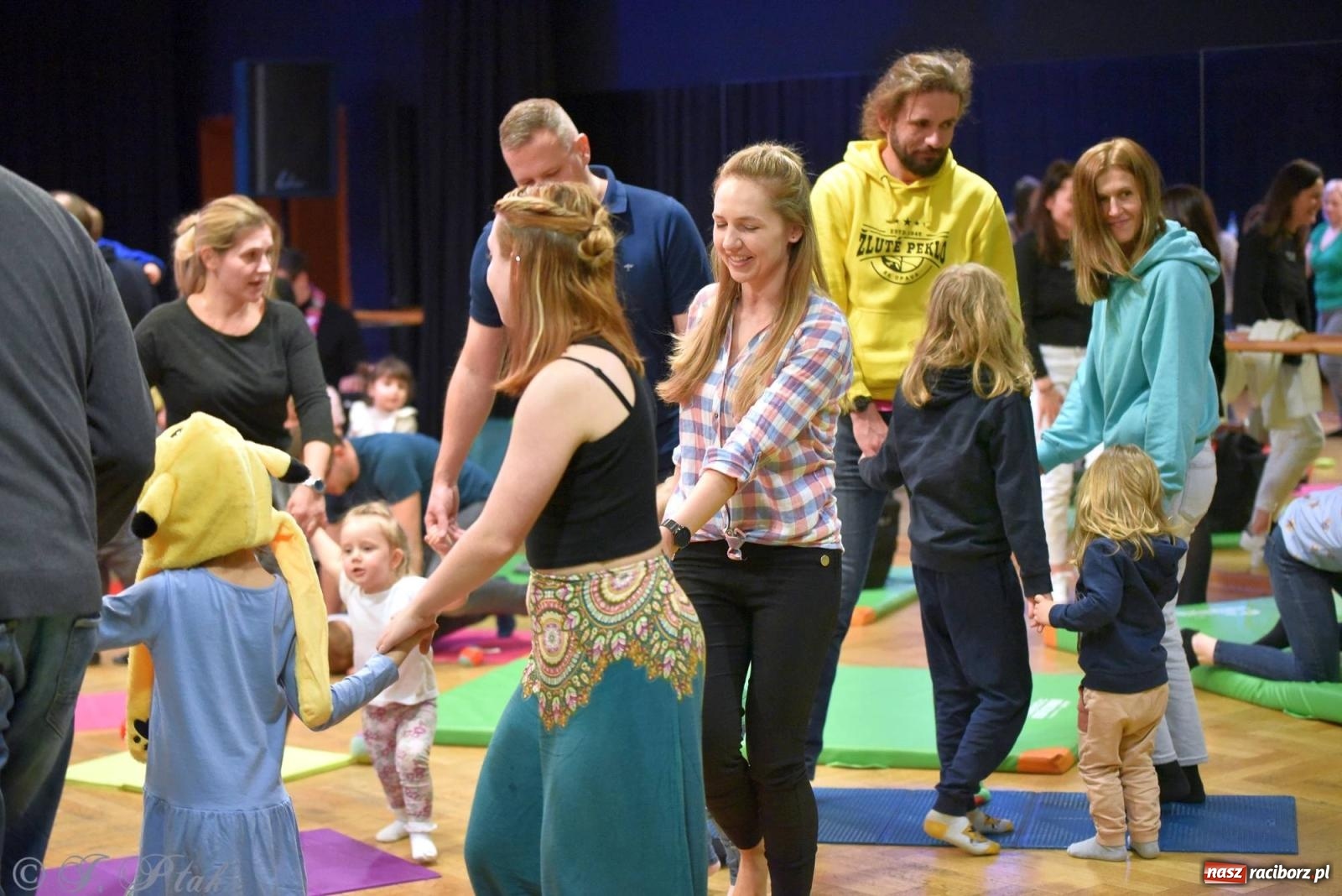 Zdjęcie w galerii na portalu naszraciborz.pl: Od klasyki do Afryki. Perkusja na spotkaniu maluchów z dźwiękami wiadomości z regionu