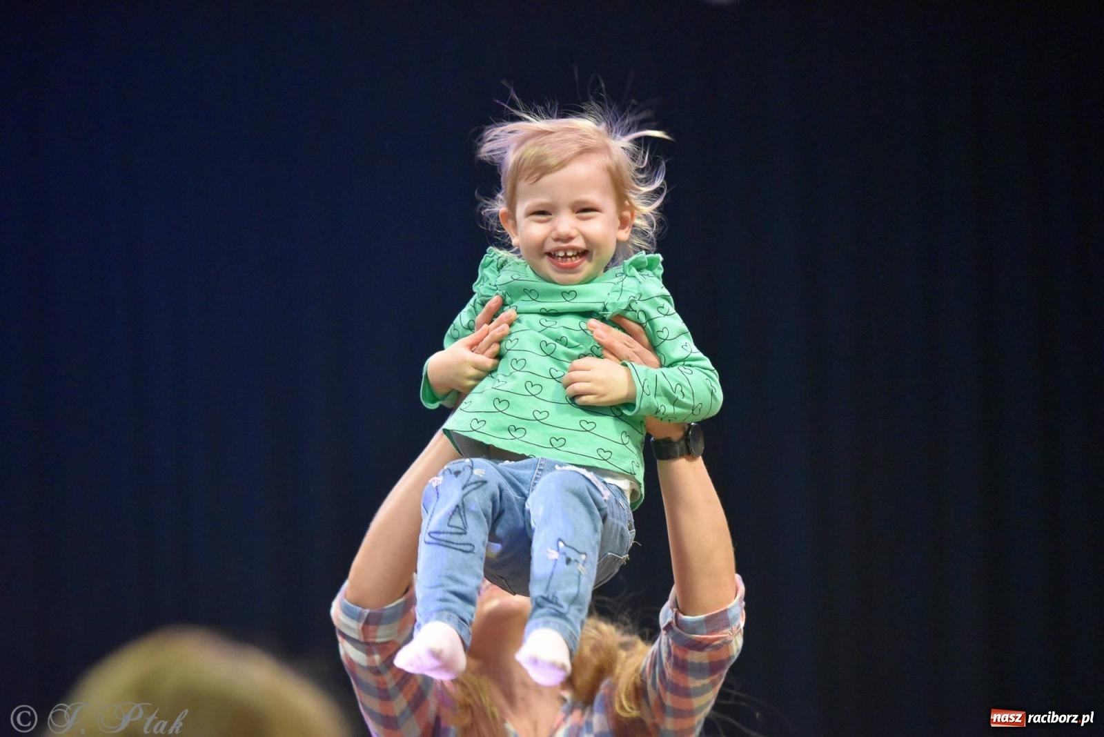 Zdjęcie w galerii na portalu naszraciborz.pl: Od klasyki do Afryki. Perkusja na spotkaniu maluchów z dźwiękami wiadomości z regionu
