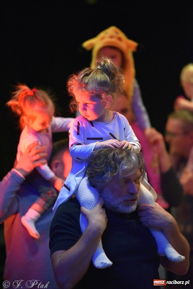 Zdjęcie w galerii na portalu naszraciborz.pl: Od klasyki do Afryki. Perkusja na spotkaniu maluchów z dźwiękami wiadomości z regionu