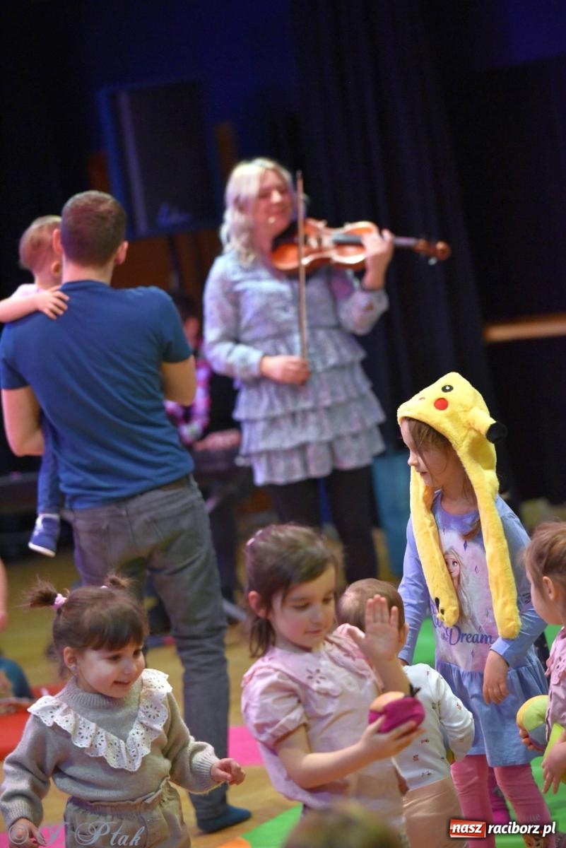 Zdjęcie w galerii na portalu naszraciborz.pl: Od klasyki do Afryki. Perkusja na spotkaniu maluchów z dźwiękami wiadomości z regionu