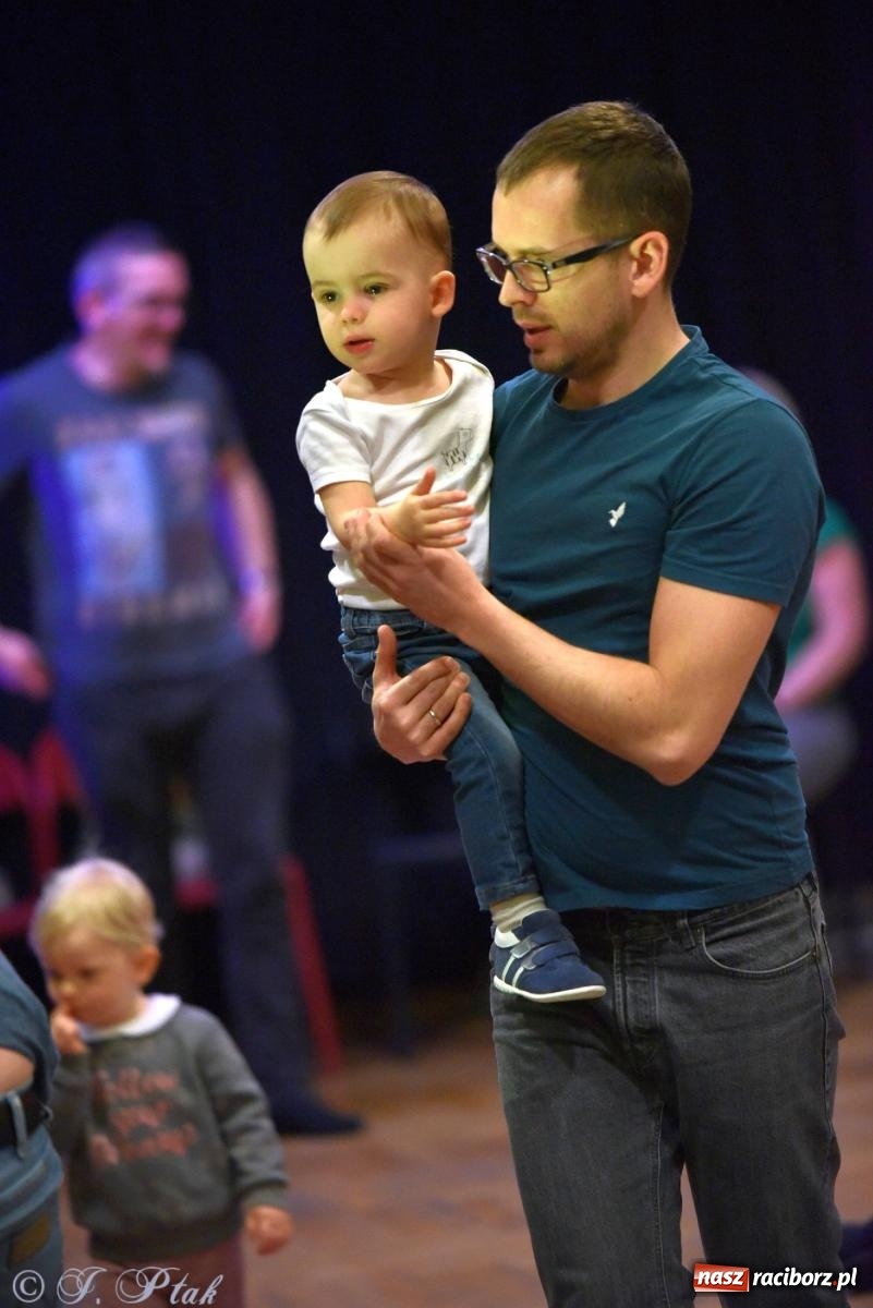 Zdjęcie w galerii na portalu naszraciborz.pl: Od klasyki do Afryki. Perkusja na spotkaniu maluchów z dźwiękami wiadomości z regionu