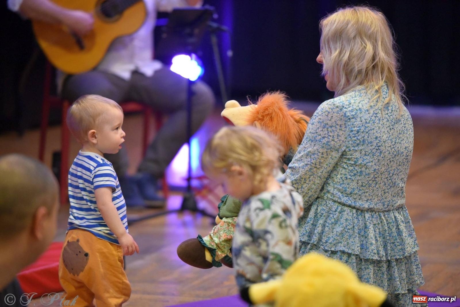 Zdjęcie w galerii na portalu naszraciborz.pl: Od klasyki do Afryki. Perkusja na spotkaniu maluchów z dźwiękami wiadomości z regionu