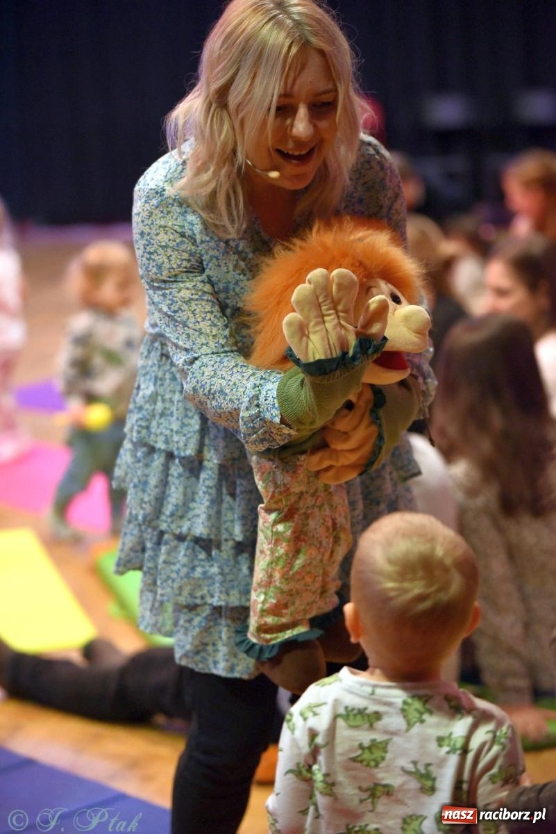 Zdjęcie w galerii na portalu naszraciborz.pl: Od klasyki do Afryki. Perkusja na spotkaniu maluchów z dźwiękami wiadomości z regionu